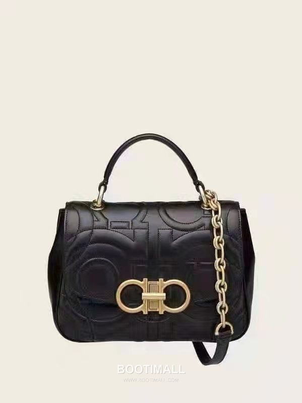 Salvatore Ferragamo Gancini Quilted Calfskin Camera Crossbody Bag with Chain Strap 살바토레페라가모 간치니 퀼팅 카프스킨 카메라 크로스바디백 AB-211281 23cm 1