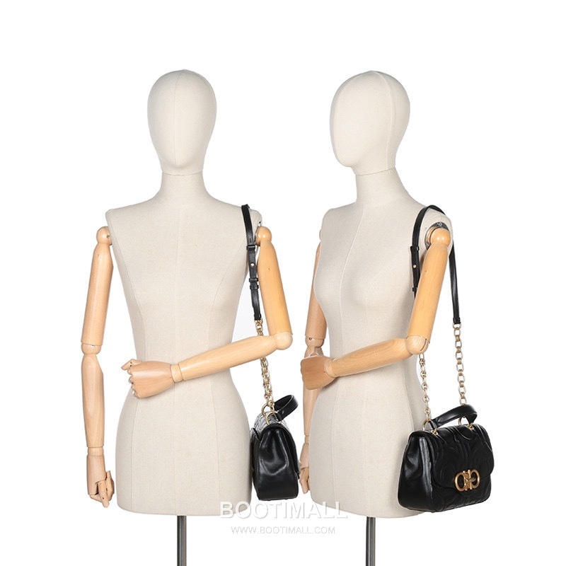 Salvatore Ferragamo Gancini Quilted Calfskin Camera Crossbody Bag with Chain Strap 살바토레페라가모 간치니 퀼팅 카프스킨 카메라 크로스바디백 AB-211281 23cm 8