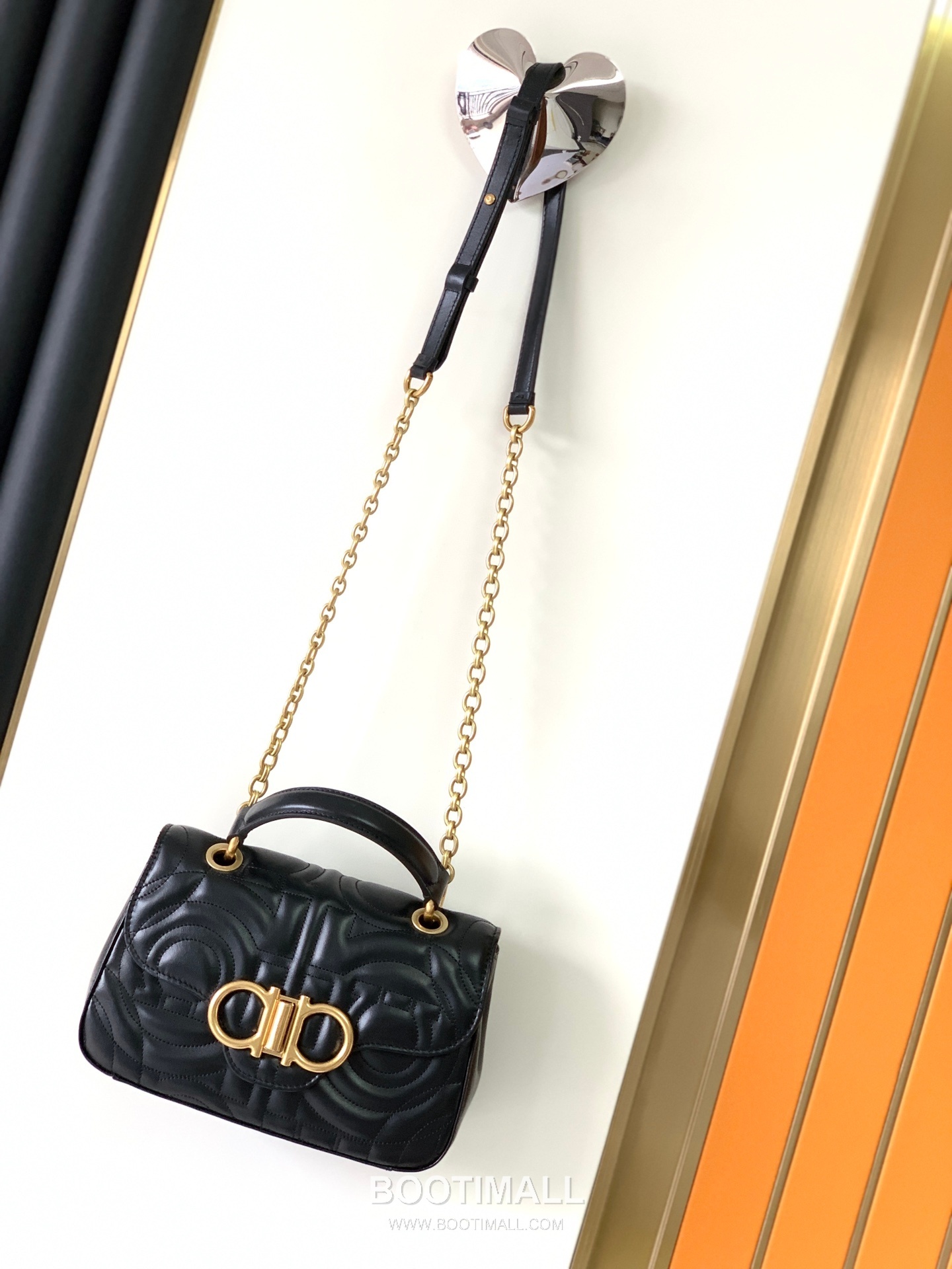 Salvatore Ferragamo Gancini Quilted Calfskin Camera Crossbody Bag with Chain Strap 살바토레페라가모 간치니 퀼팅 카프스킨 카메라 크로스바디백 AB-211281 23cm 9