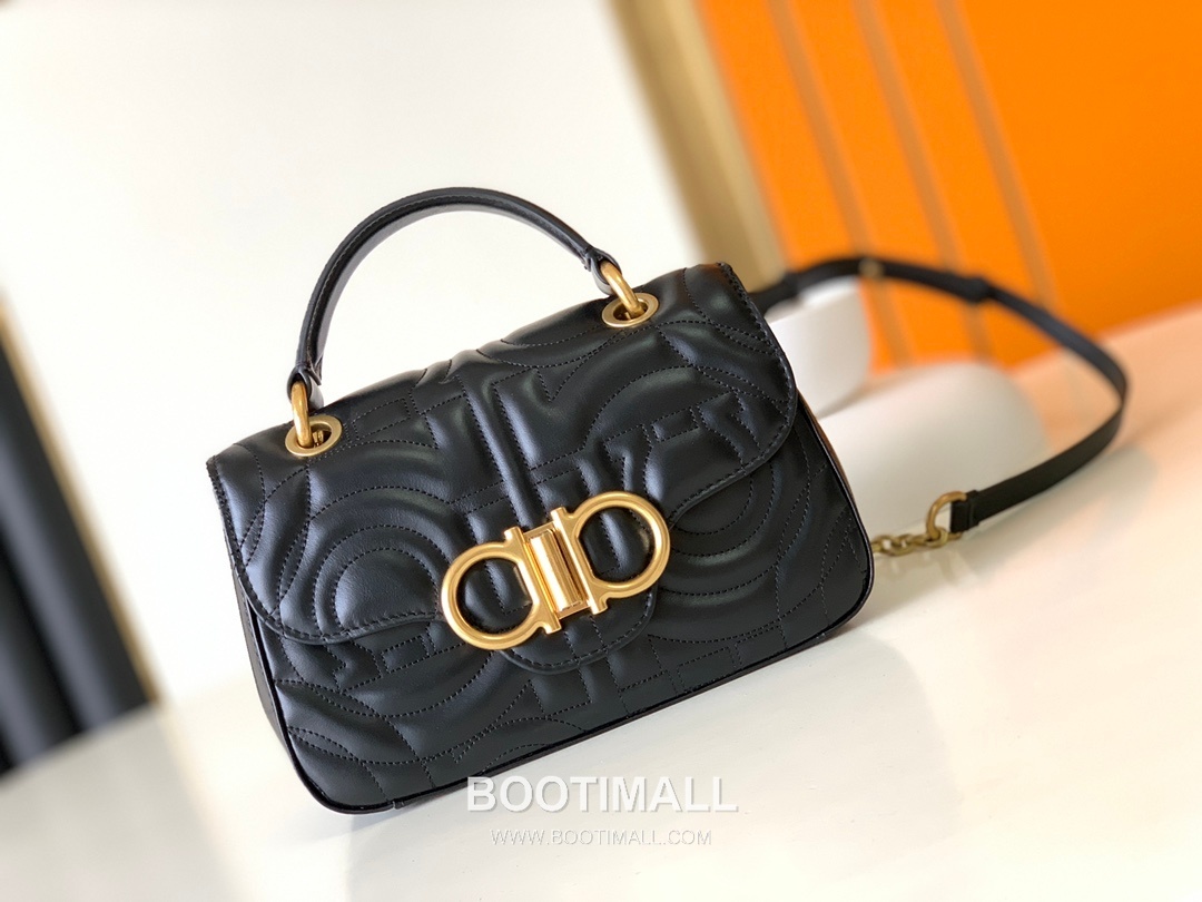 Salvatore Ferragamo Gancini Quilted Calfskin Camera Crossbody Bag with Chain Strap 살바토레페라가모 간치니 퀼팅 카프스킨 카메라 크로스바디백 AB-211281 23cm 10