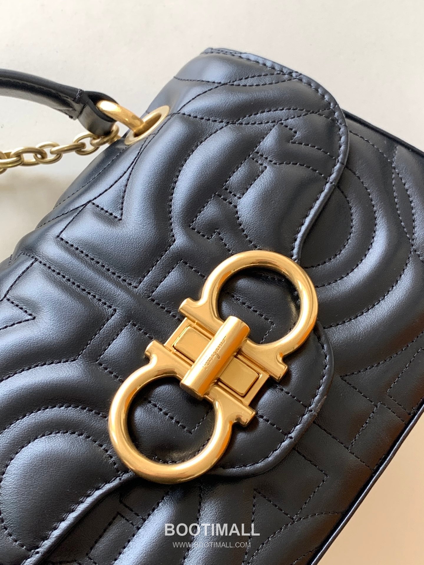 Salvatore Ferragamo Gancini Quilted Calfskin Camera Crossbody Bag with Chain Strap 살바토레페라가모 간치니 퀼팅 카프스킨 카메라 크로스바디백 AB-211281 23cm 11