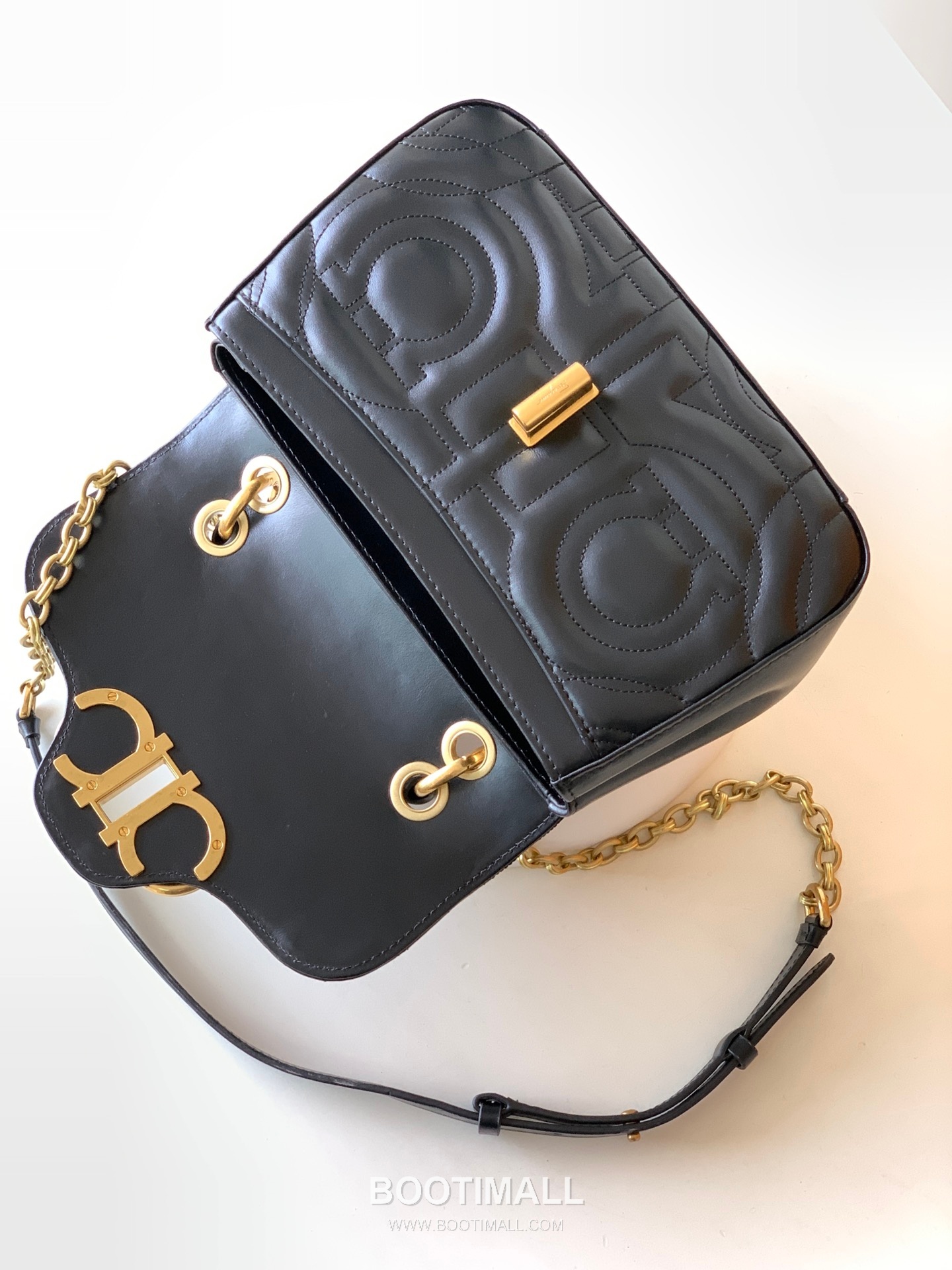 Salvatore Ferragamo Gancini Quilted Calfskin Camera Crossbody Bag with Chain Strap 살바토레페라가모 간치니 퀼팅 카프스킨 카메라 크로스바디백 AB-211281 23cm 12