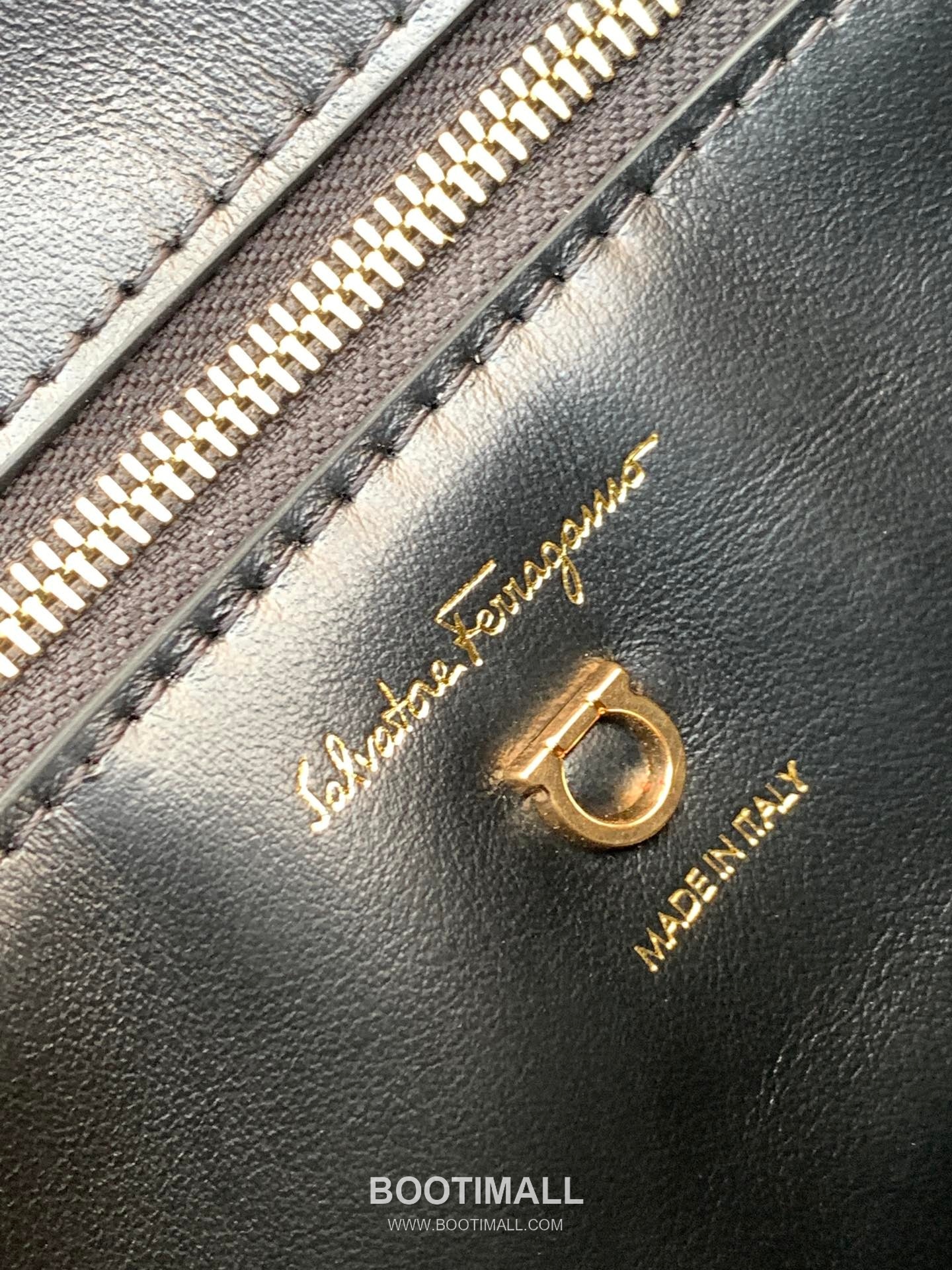 Salvatore Ferragamo Gancini Quilted Calfskin Camera Crossbody Bag with Chain Strap 살바토레페라가모 간치니 퀼팅 카프스킨 카메라 크로스바디백 AB-211281 23cm 14