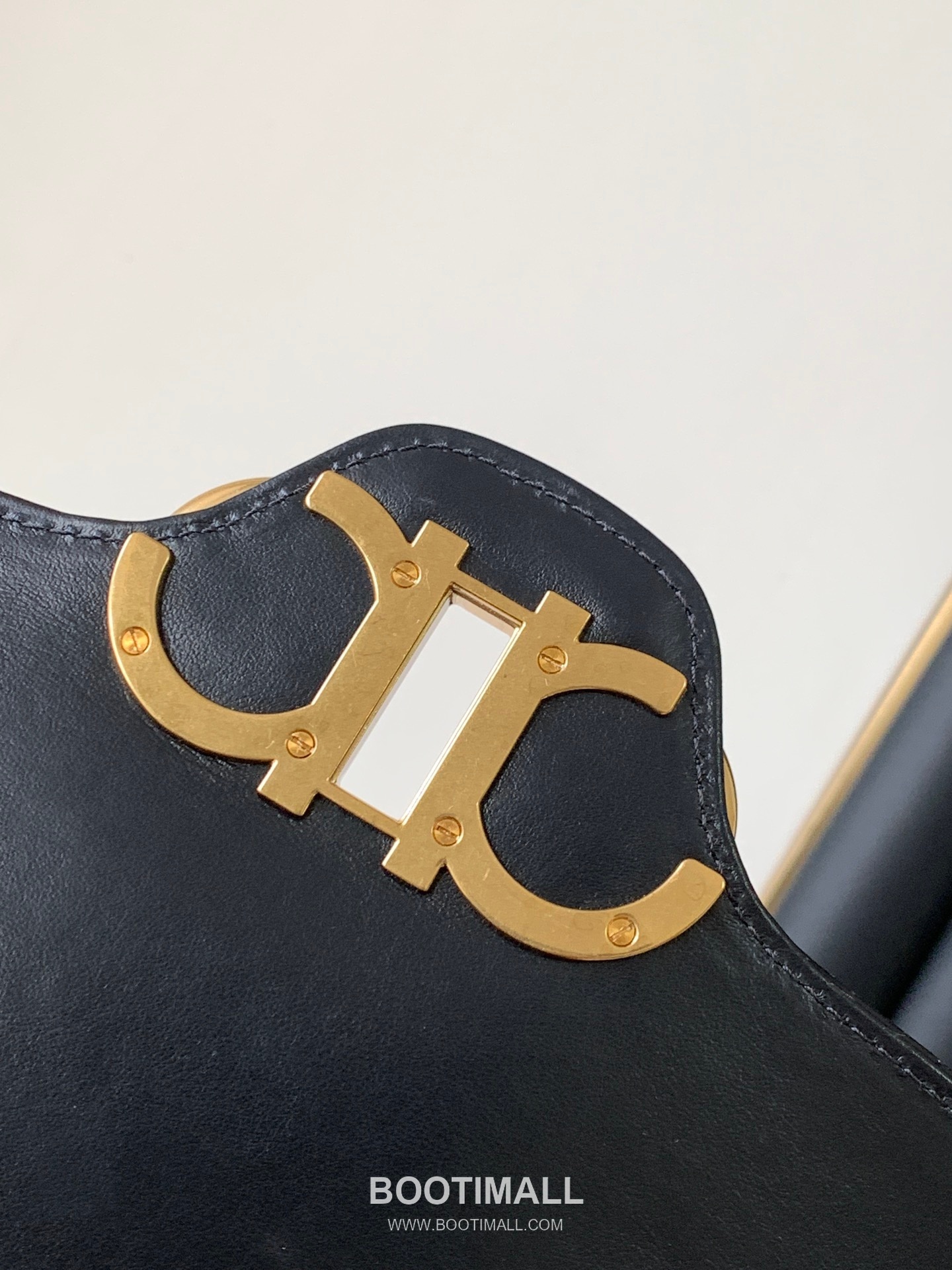 Salvatore Ferragamo Gancini Quilted Calfskin Camera Crossbody Bag with Chain Strap 살바토레페라가모 간치니 퀼팅 카프스킨 카메라 크로스바디백 AB-211281 23cm 15