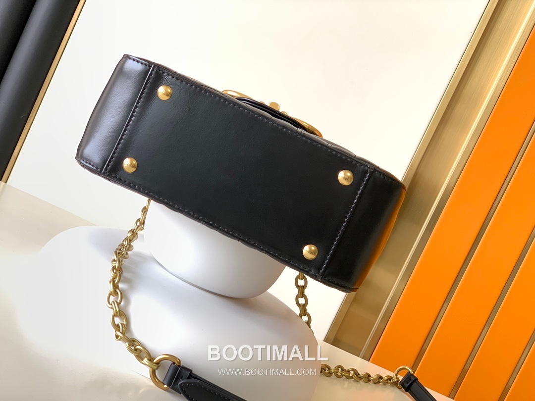 Salvatore Ferragamo Gancini Quilted Calfskin Camera Crossbody Bag with Chain Strap 살바토레페라가모 간치니 퀼팅 카프스킨 카메라 크로스바디백 AB-211281 23cm 16