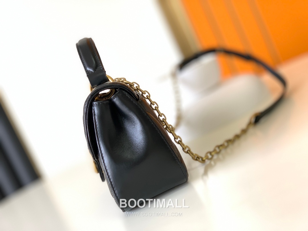 Salvatore Ferragamo Gancini Quilted Calfskin Camera Crossbody Bag with Chain Strap 살바토레페라가모 간치니 퀼팅 카프스킨 카메라 크로스바디백 AB-211281 23cm 17