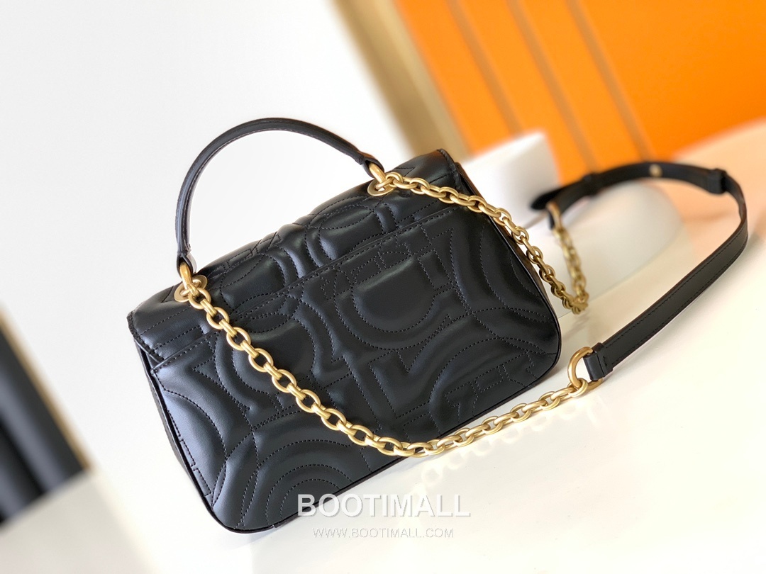 Salvatore Ferragamo Gancini Quilted Calfskin Camera Crossbody Bag with Chain Strap 살바토레페라가모 간치니 퀼팅 카프스킨 카메라 크로스바디백 AB-211281 23cm 18