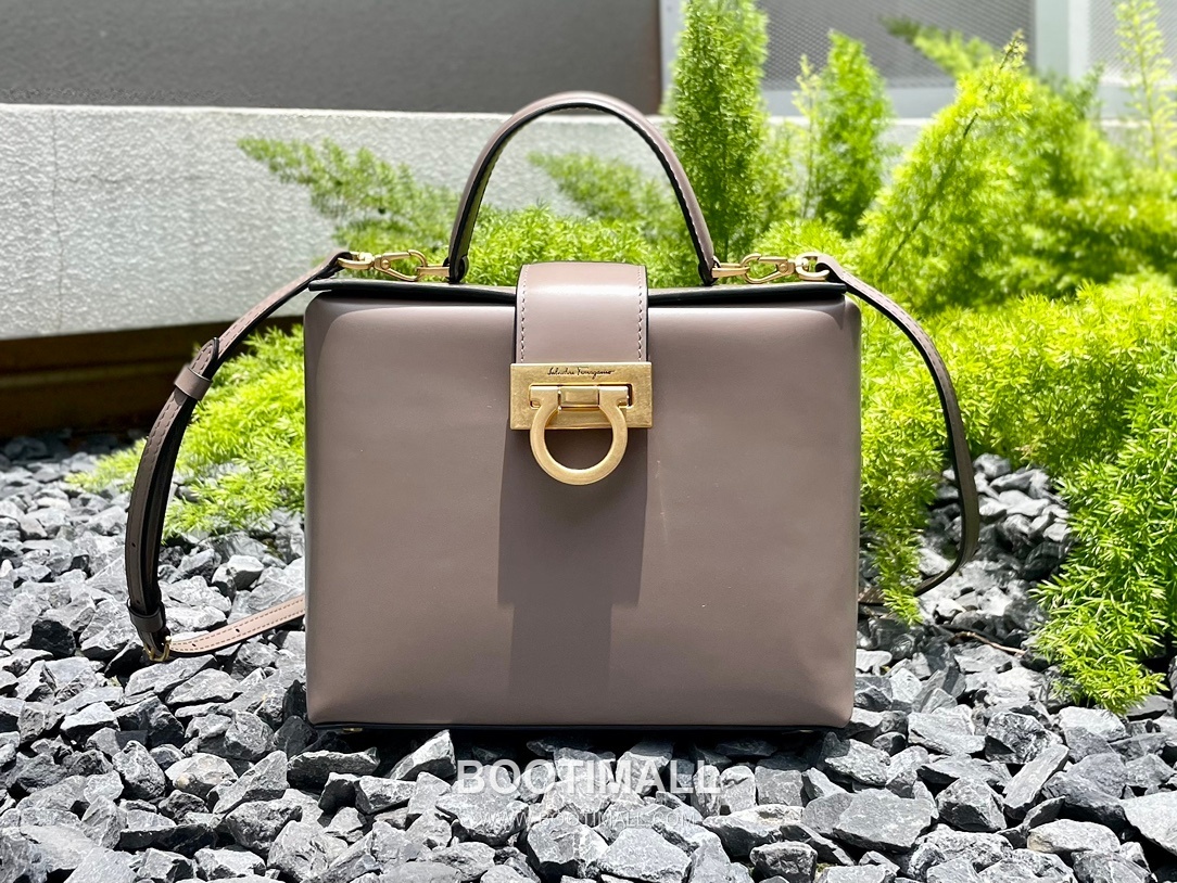 Salvatore Ferragamo Trifolio Calfskin Box Top Handle Bag with Gancini Lock 살바토레페라가모 트리폴리오 카프스킨 박스 탑핸들 숄더백 FZ-211981 20cm 1