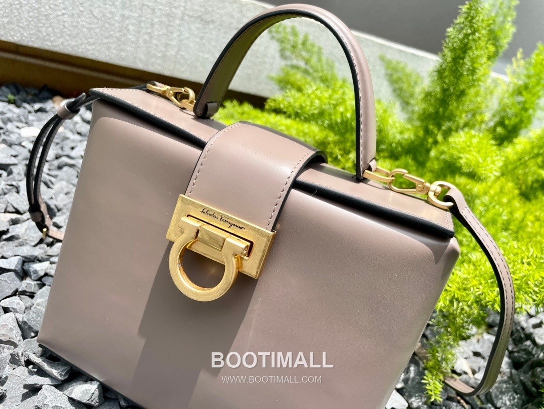Salvatore Ferragamo Trifolio Calfskin Box Top Handle Bag with Gancini Lock 살바토레페라가모 트리폴리오 카프스킨 박스 탑핸들 숄더백 FZ-211981 20cm 2