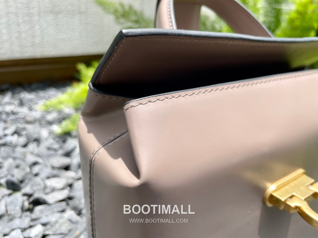 Salvatore Ferragamo Trifolio Calfskin Box Top Handle Bag with Gancini Lock 살바토레페라가모 트리폴리오 카프스킨 박스 탑핸들 숄더백 FZ-211981 20cm 4