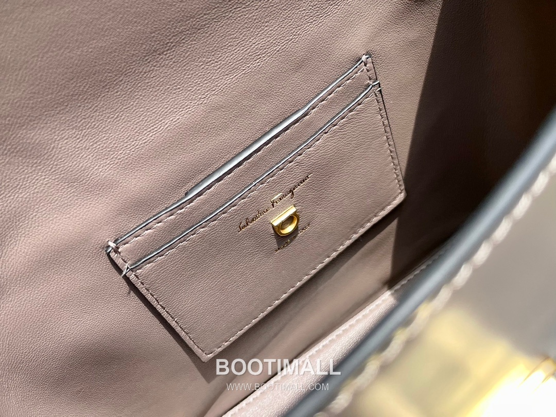 Salvatore Ferragamo Trifolio Calfskin Box Top Handle Bag with Gancini Lock 살바토레페라가모 트리폴리오 카프스킨 박스 탑핸들 숄더백 FZ-211981 20cm 6