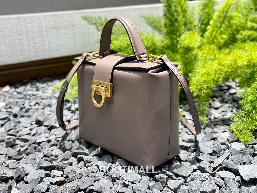 Salvatore Ferragamo Trifolio Calfskin Box Top Handle Bag with Gancini Lock 살바토레페라가모 트리폴리오 카프스킨 박스 탑핸들 숄더백 FZ-211981 20cm 7