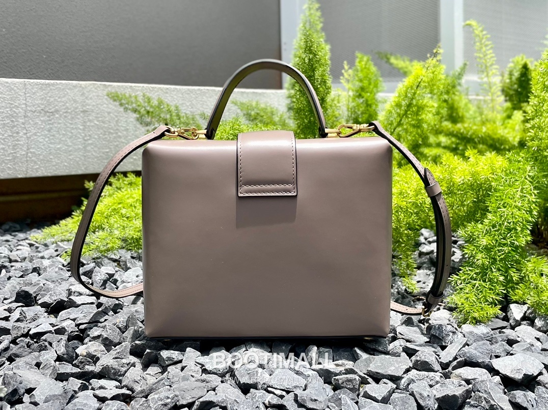 Salvatore Ferragamo Trifolio Calfskin Box Top Handle Bag with Gancini Lock 살바토레페라가모 트리폴리오 카프스킨 박스 탑핸들 숄더백 FZ-211981 20cm 9