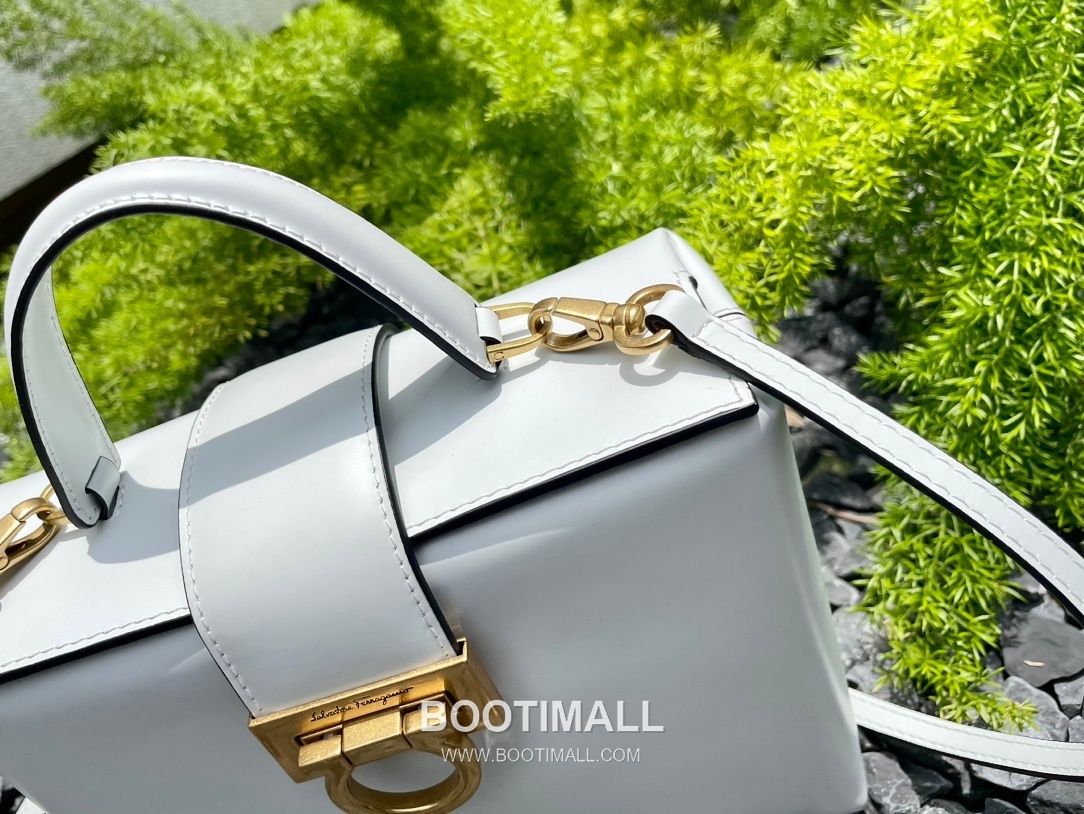 Salvatore Ferragamo Trifolio Calfskin Box Top Handle Bag with Gancini Lock 살바토레페라가모 트리폴리오 카프스킨 박스 탑핸들 숄더백 FZ-211981 20cm 3