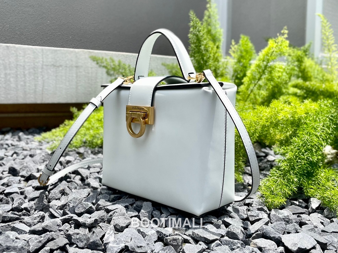 Salvatore Ferragamo Trifolio Calfskin Box Top Handle Bag with Gancini Lock 살바토레페라가모 트리폴리오 카프스킨 박스 탑핸들 숄더백 FZ-211981 20cm 7