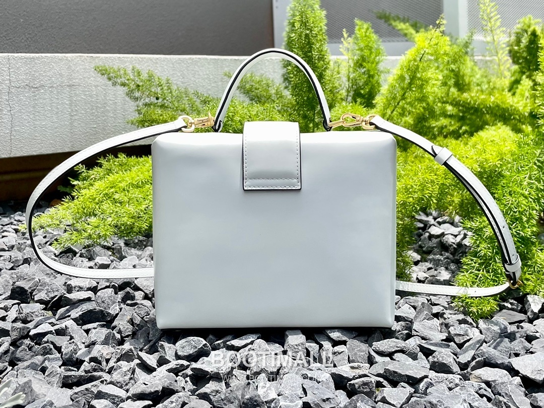 Salvatore Ferragamo Trifolio Calfskin Box Top Handle Bag with Gancini Lock 살바토레페라가모 트리폴리오 카프스킨 박스 탑핸들 숄더백 FZ-211981 20cm 9