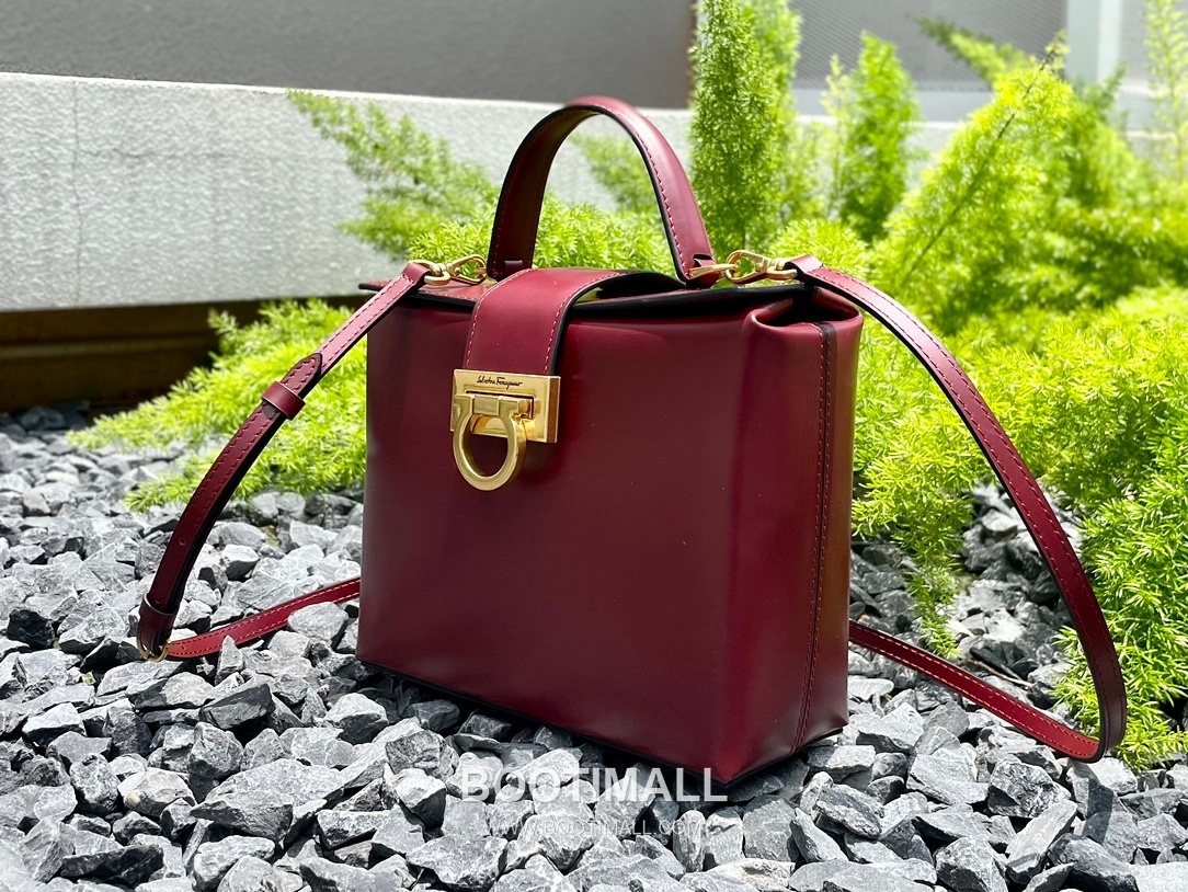 Salvatore Ferragamo Trifolio Calfskin Box Top Handle Bag with Gancini Lock 살바토레페라가모 트리폴리오 카프스킨 박스 탑핸들 숄더백 FZ-211981 20cm 10
