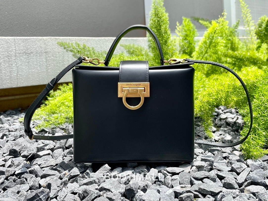 Salvatore Ferragamo Trifolio Calfskin Box Top Handle Bag with Gancini Lock 살바토레페라가모 트리폴리오 카프스킨 박스 탑핸들 숄더백 FZ-211981 20cm 6