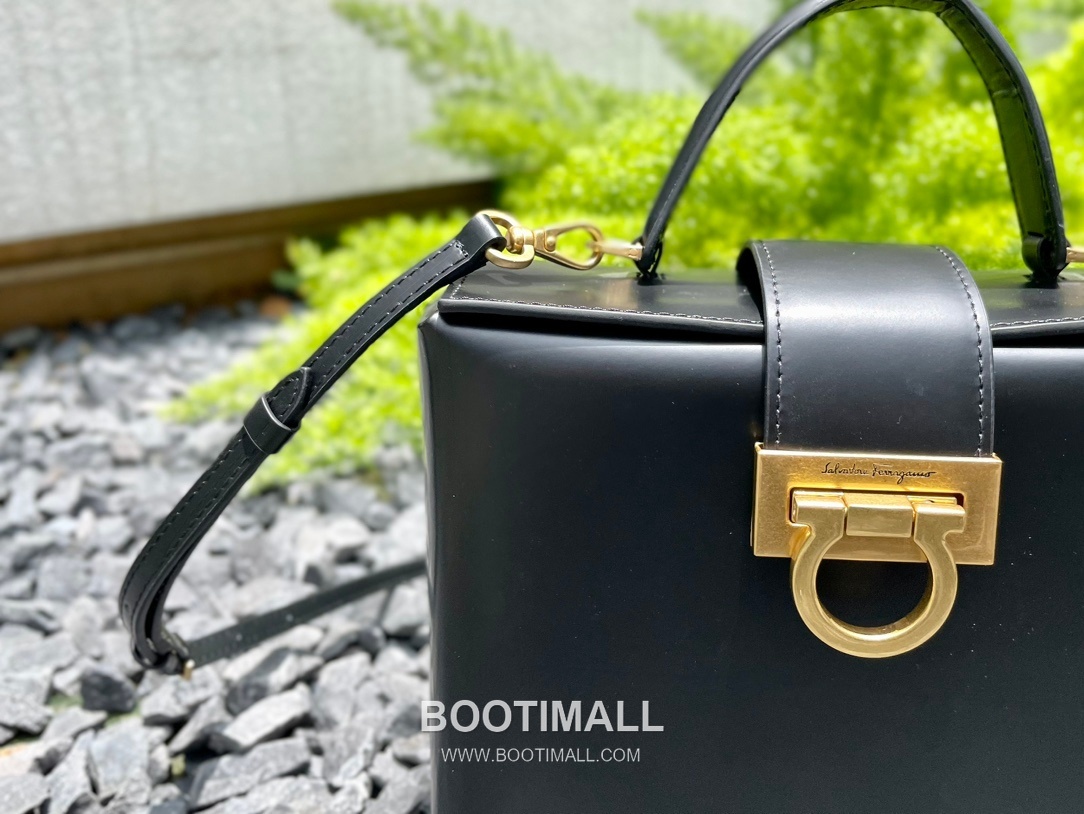 Salvatore Ferragamo Trifolio Calfskin Box Top Handle Bag with Gancini Lock 살바토레페라가모 트리폴리오 카프스킨 박스 탑핸들 숄더백 FZ-211981 20cm 7
