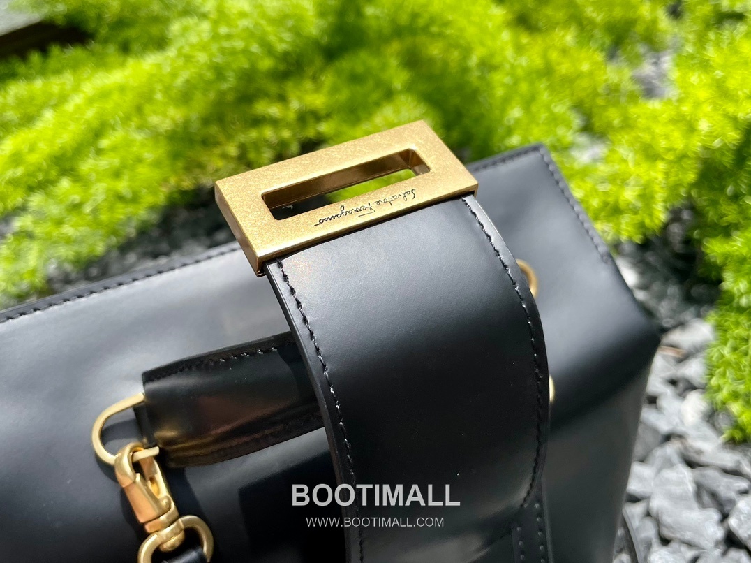 Salvatore Ferragamo Trifolio Calfskin Box Top Handle Bag with Gancini Lock 살바토레페라가모 트리폴리오 카프스킨 박스 탑핸들 숄더백 FZ-211981 20cm 8