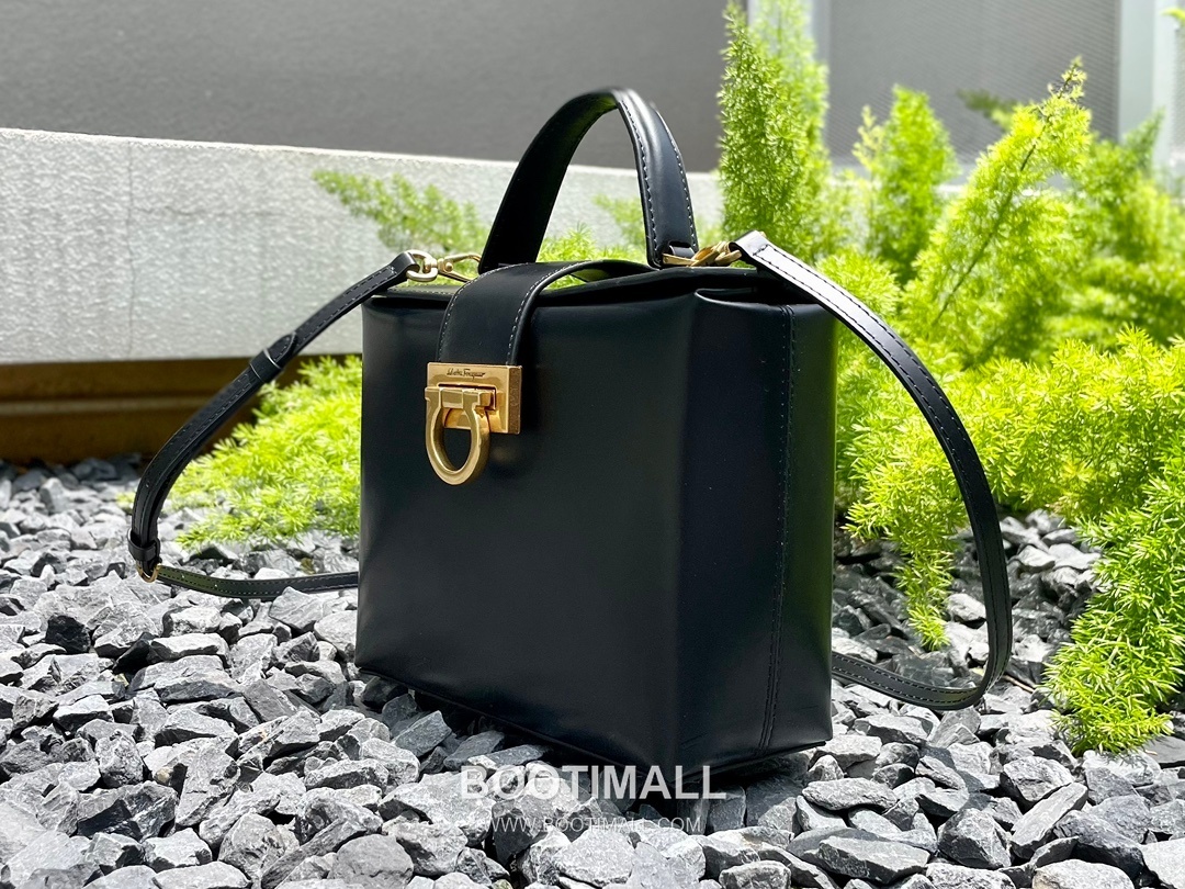 Salvatore Ferragamo Trifolio Calfskin Box Top Handle Bag with Gancini Lock 살바토레페라가모 트리폴리오 카프스킨 박스 탑핸들 숄더백 FZ-211981 20cm 12