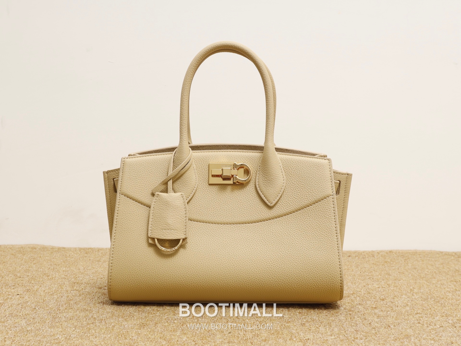 Salvatore Ferragamo Studio Hammered Calfskin Top Handle Shoulder Bag with Metal Lock 살바토레페라가모 스튜디오 해머드 카프스킨 탑핸들 숄더백 DH-21A112 28cm 5