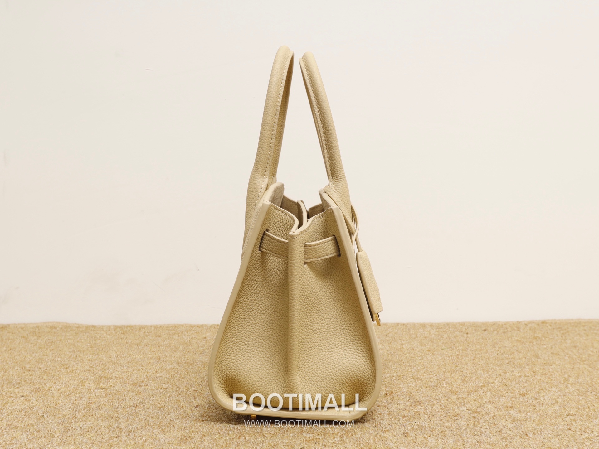 Salvatore Ferragamo Studio Hammered Calfskin Top Handle Shoulder Bag with Metal Lock 살바토레페라가모 스튜디오 해머드 카프스킨 탑핸들 숄더백 DH-21A112 28cm 9