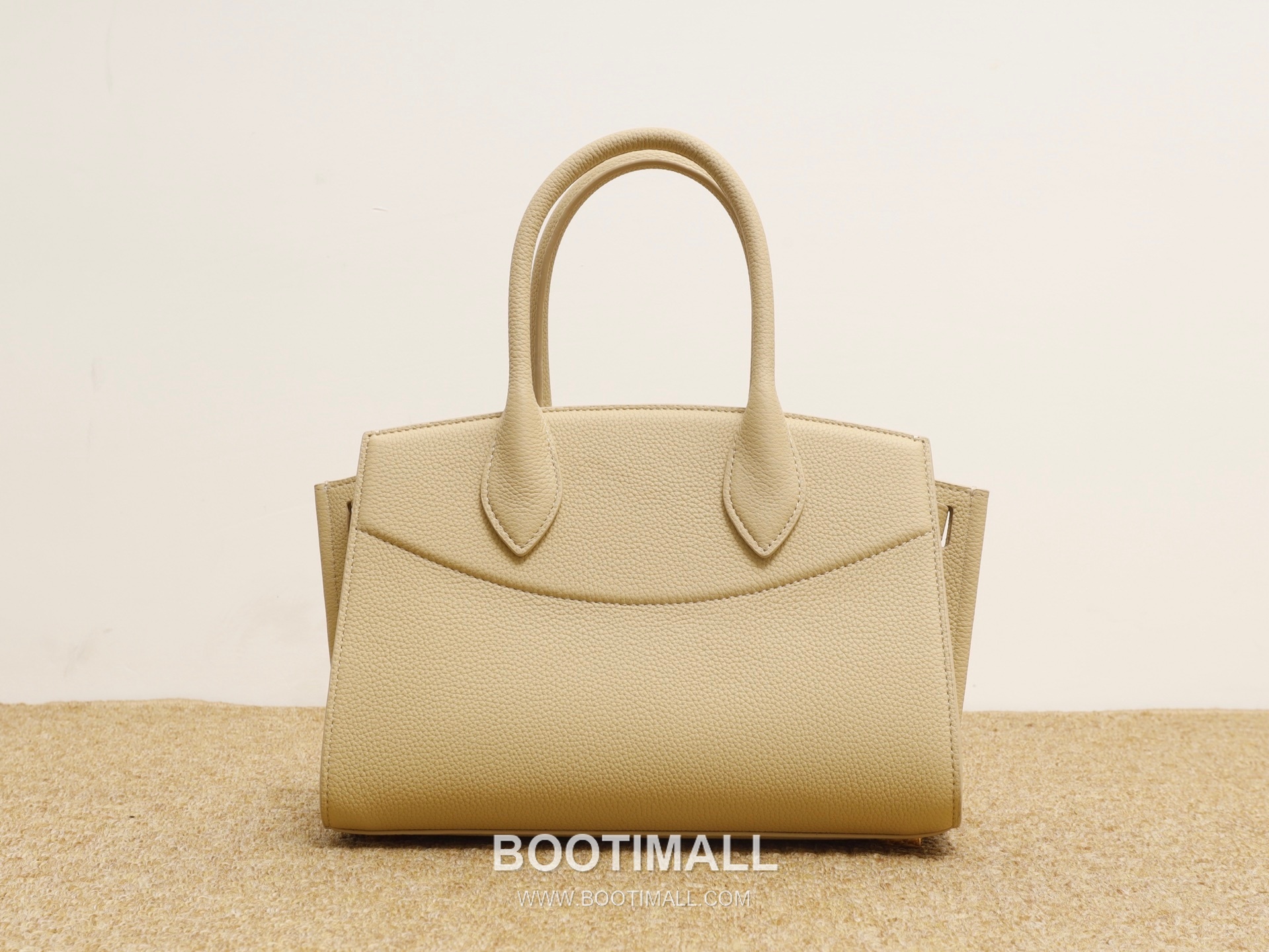 Salvatore Ferragamo Studio Hammered Calfskin Top Handle Shoulder Bag with Metal Lock 살바토레페라가모 스튜디오 해머드 카프스킨 탑핸들 숄더백 DH-21A112 28cm 10