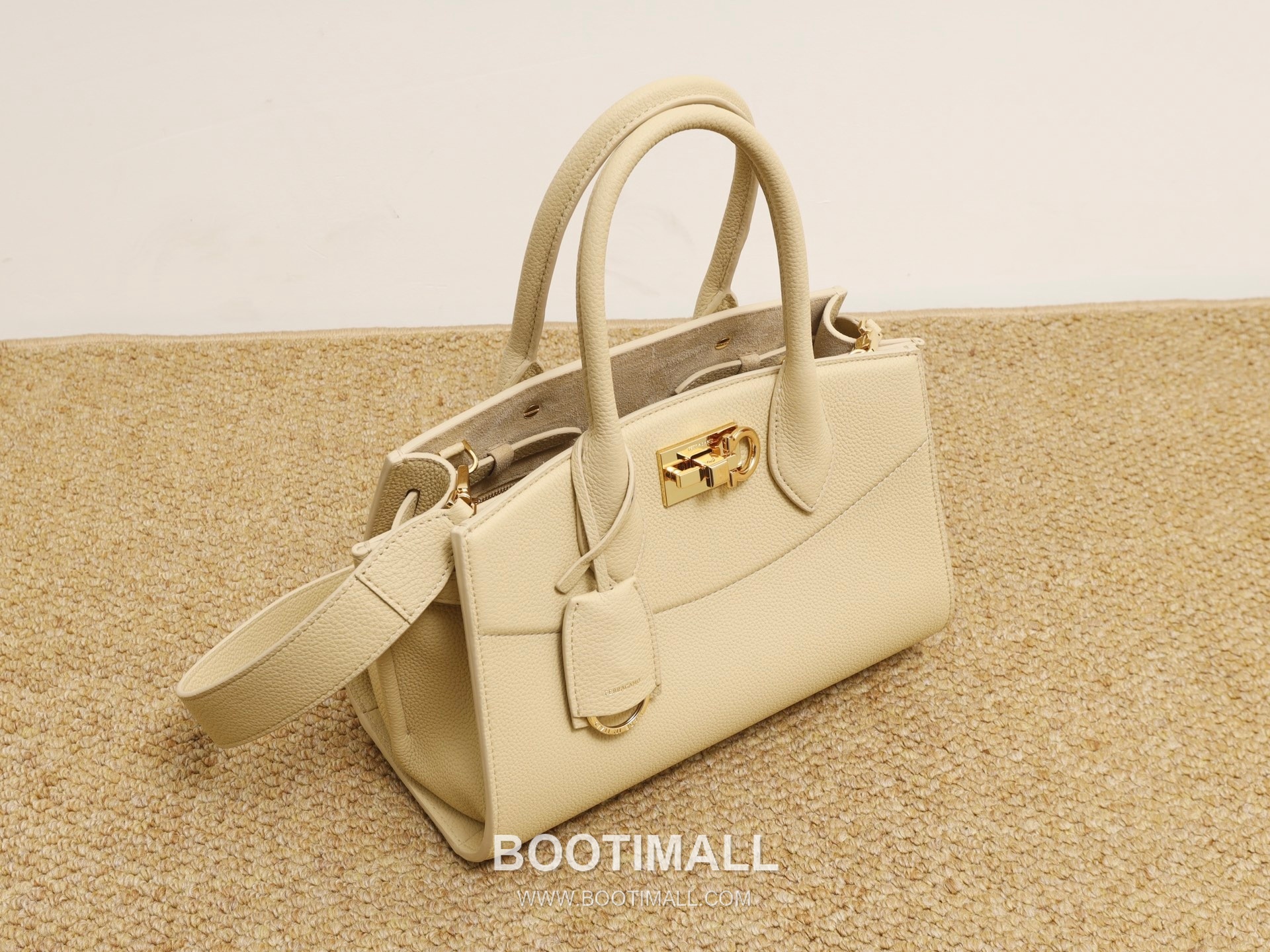 Salvatore Ferragamo Studio Hammered Calfskin Top Handle Shoulder Bag with Metal Lock 살바토레페라가모 스튜디오 해머드 카프스킨 탑핸들 숄더백 DH-21A112 28cm 11