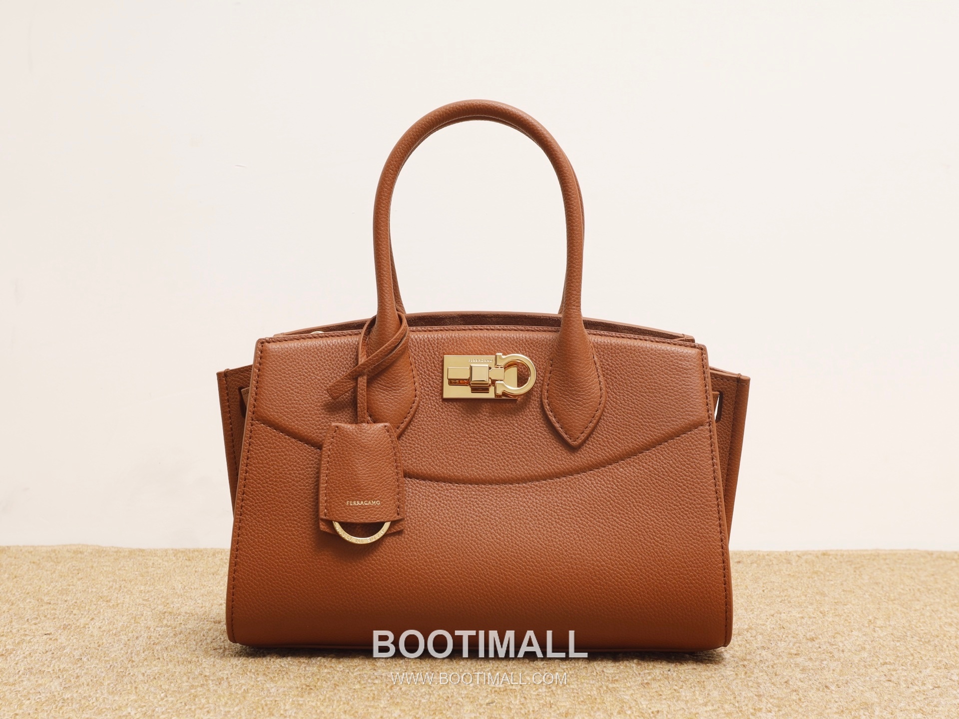 Salvatore Ferragamo Studio Hammered Calfskin Top Handle Shoulder Bag with Metal Lock 살바토레페라가모 스튜디오 해머드 카프스킨 탑핸들 숄더백 DH-21A112 28cm 9