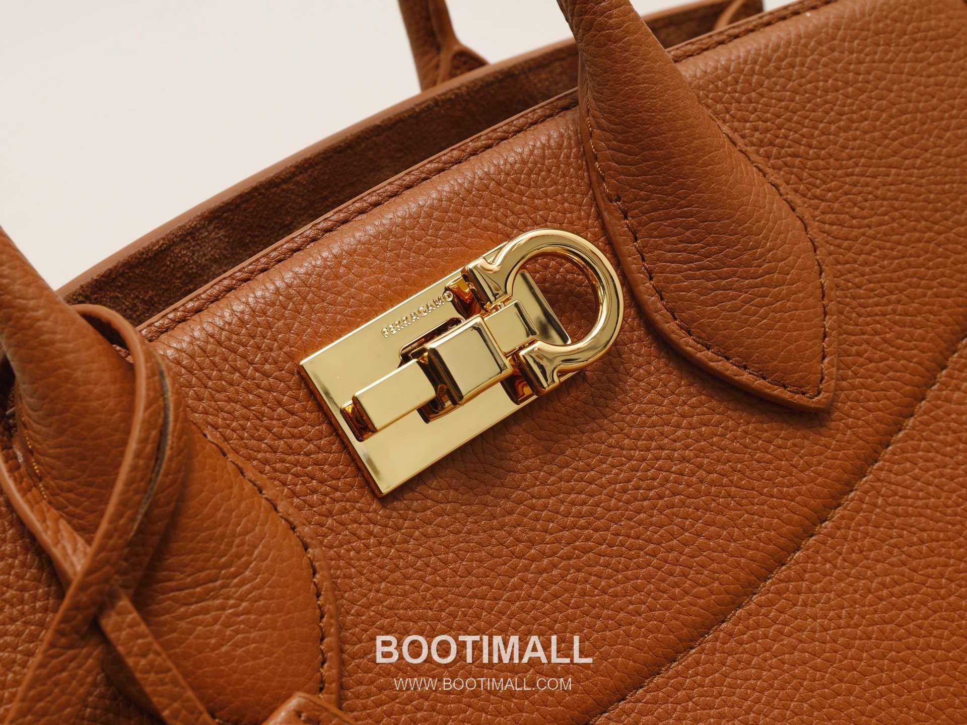 Salvatore Ferragamo Studio Hammered Calfskin Top Handle Shoulder Bag with Metal Lock 살바토레페라가모 스튜디오 해머드 카프스킨 탑핸들 숄더백 DH-21A112 28cm 10