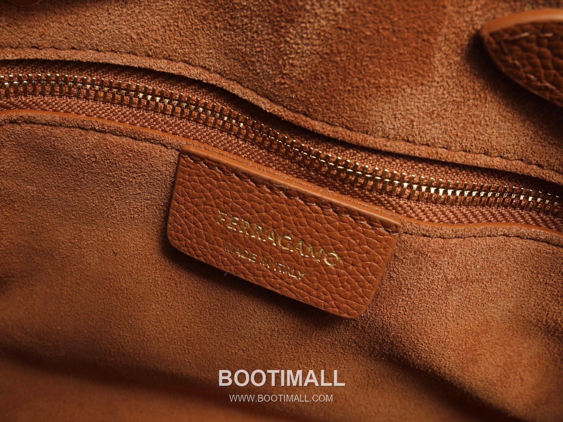 Salvatore Ferragamo Studio Hammered Calfskin Top Handle Shoulder Bag with Metal Lock 살바토레페라가모 스튜디오 해머드 카프스킨 탑핸들 숄더백 DH-21A112 28cm 12