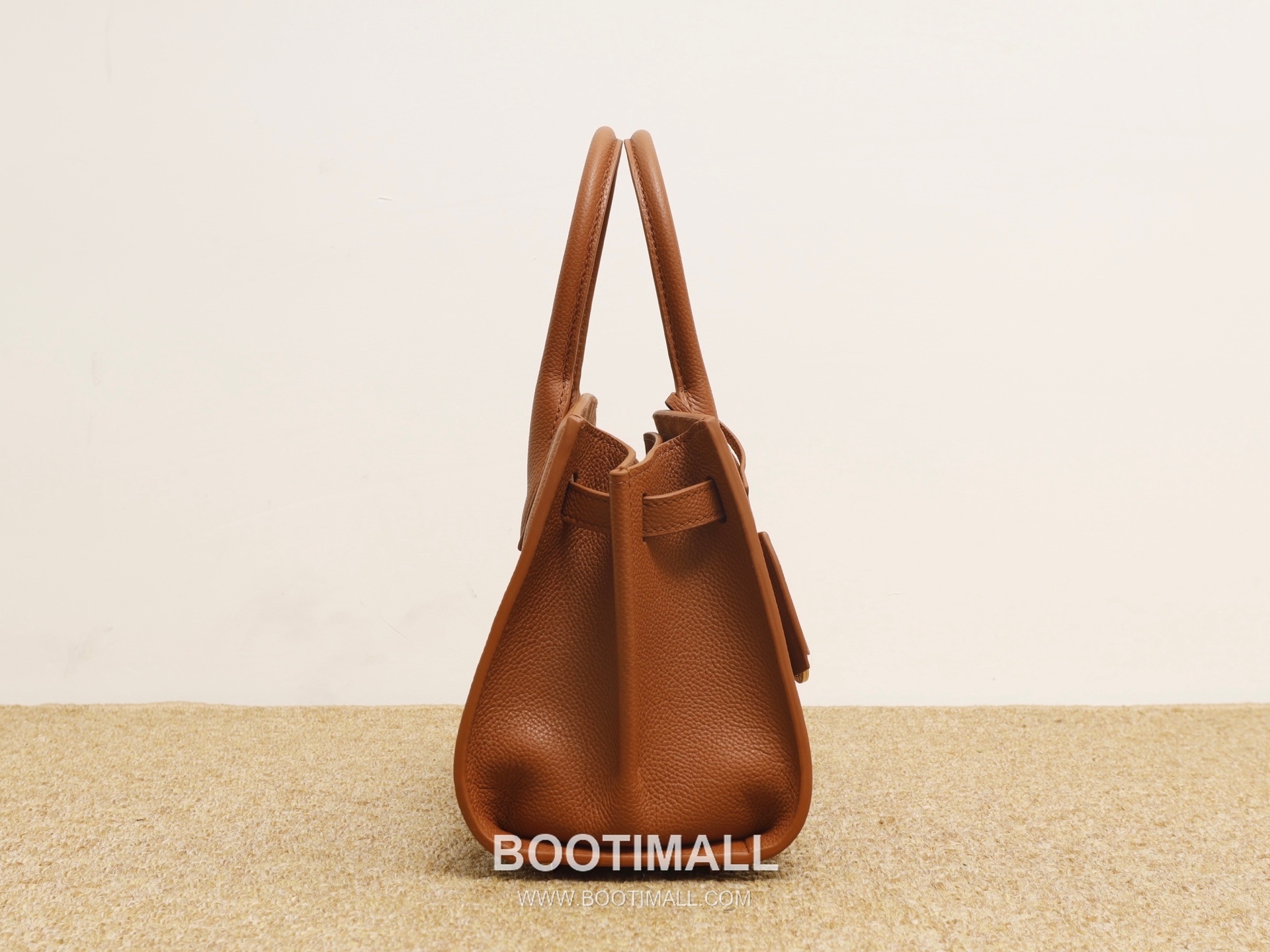 Salvatore Ferragamo Studio Hammered Calfskin Top Handle Shoulder Bag with Metal Lock 살바토레페라가모 스튜디오 해머드 카프스킨 탑핸들 숄더백 DH-21A112 28cm 13