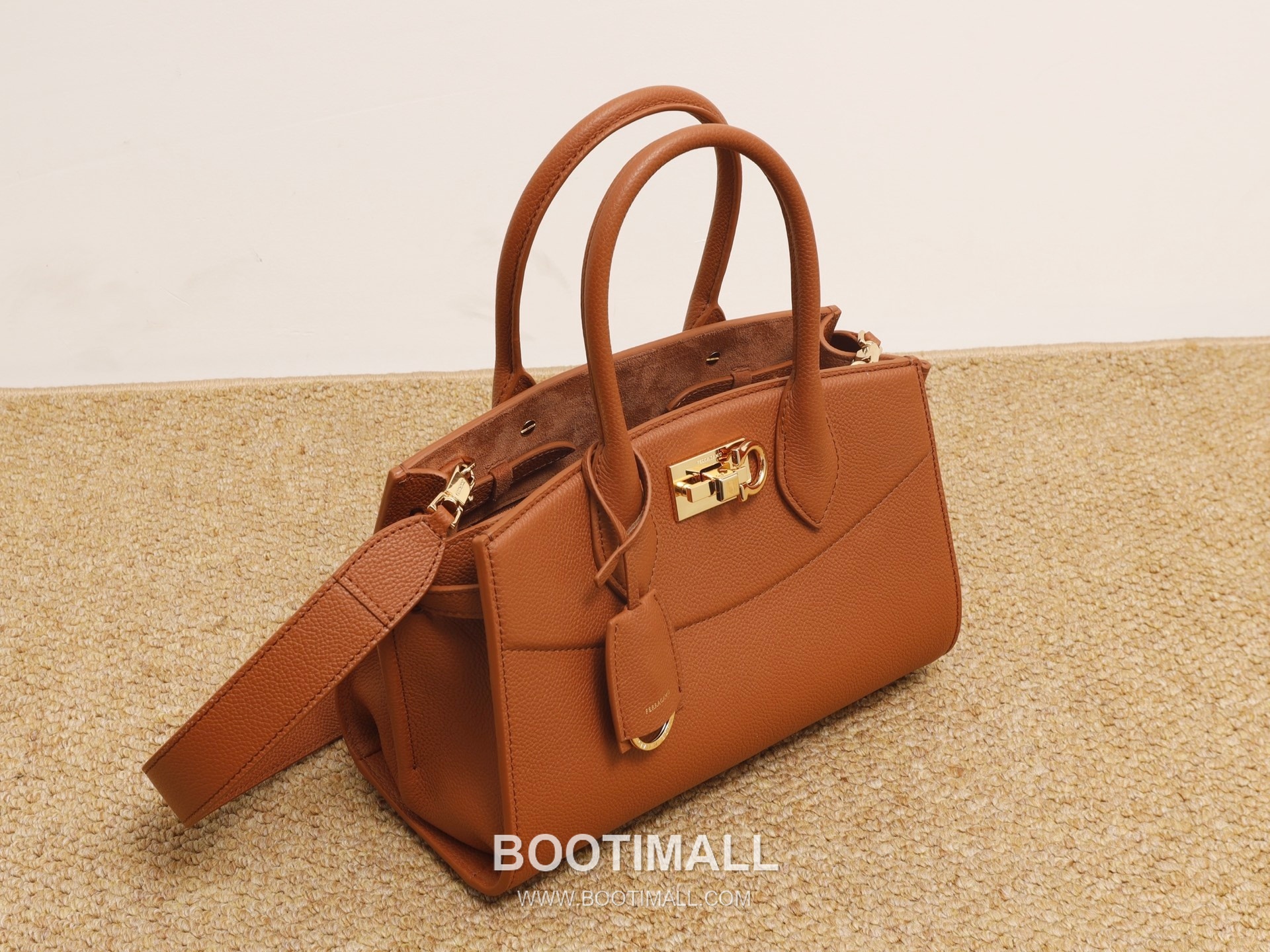 Salvatore Ferragamo Studio Hammered Calfskin Top Handle Shoulder Bag with Metal Lock 살바토레페라가모 스튜디오 해머드 카프스킨 탑핸들 숄더백 DH-21A112 28cm 15