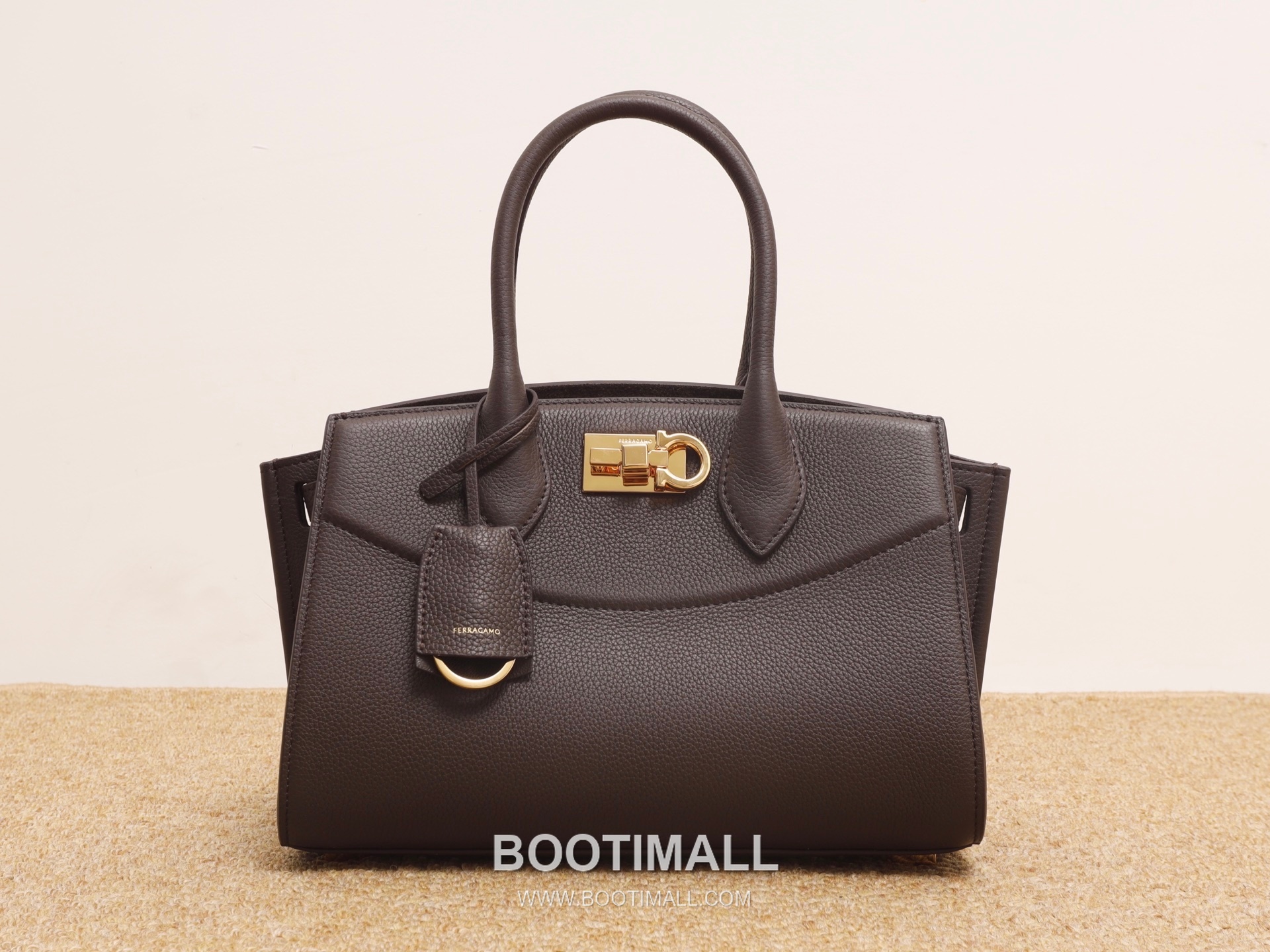 Salvatore Ferragamo Studio Hammered Calfskin Top Handle Shoulder Bag with Metal Lock 살바토레페라가모 스튜디오 해머드 카프스킨 탑핸들 숄더백 DH-21A112 28cm 7