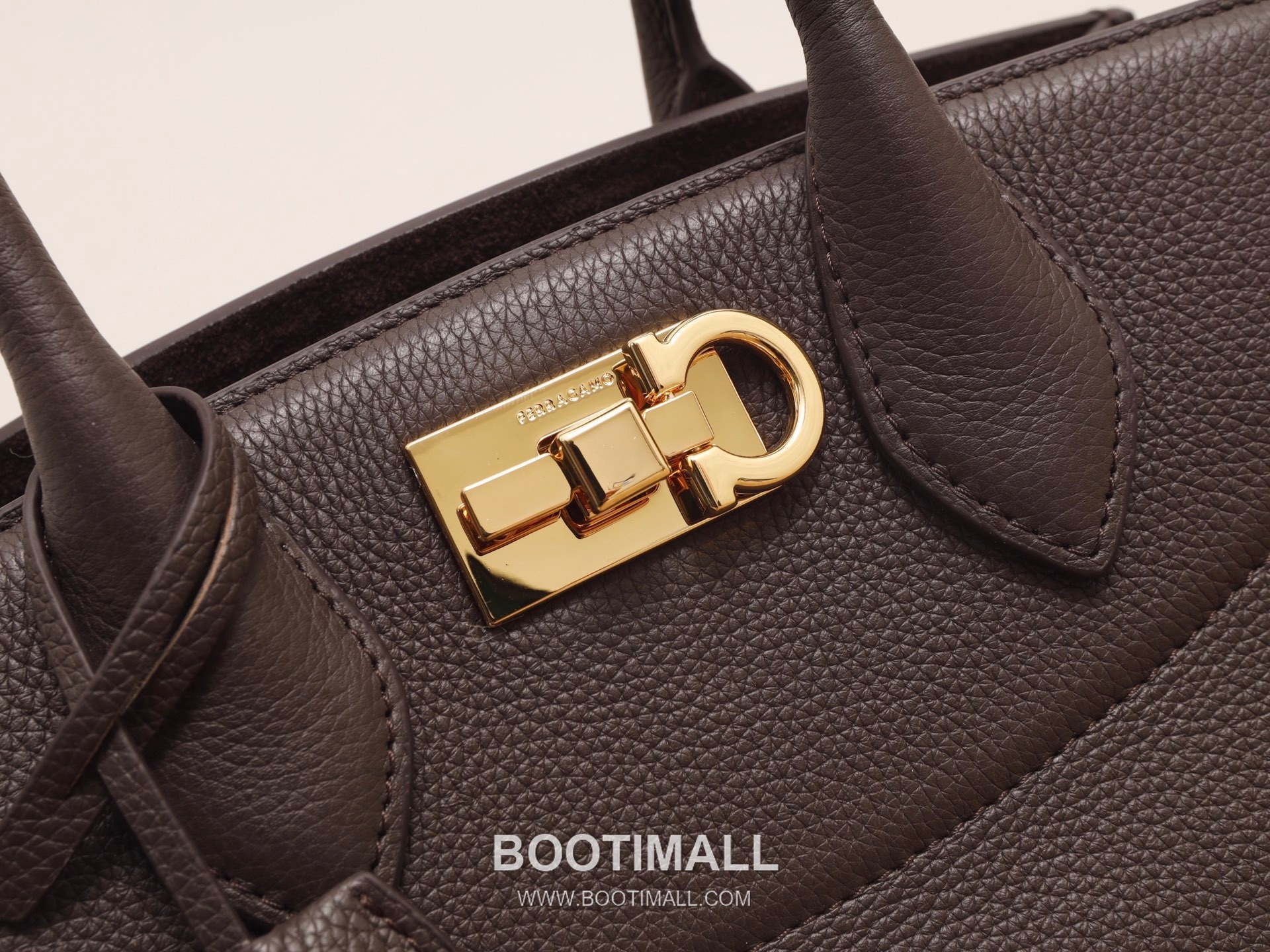 Salvatore Ferragamo Studio Hammered Calfskin Top Handle Shoulder Bag with Metal Lock 살바토레페라가모 스튜디오 해머드 카프스킨 탑핸들 숄더백 DH-21A112 28cm 8