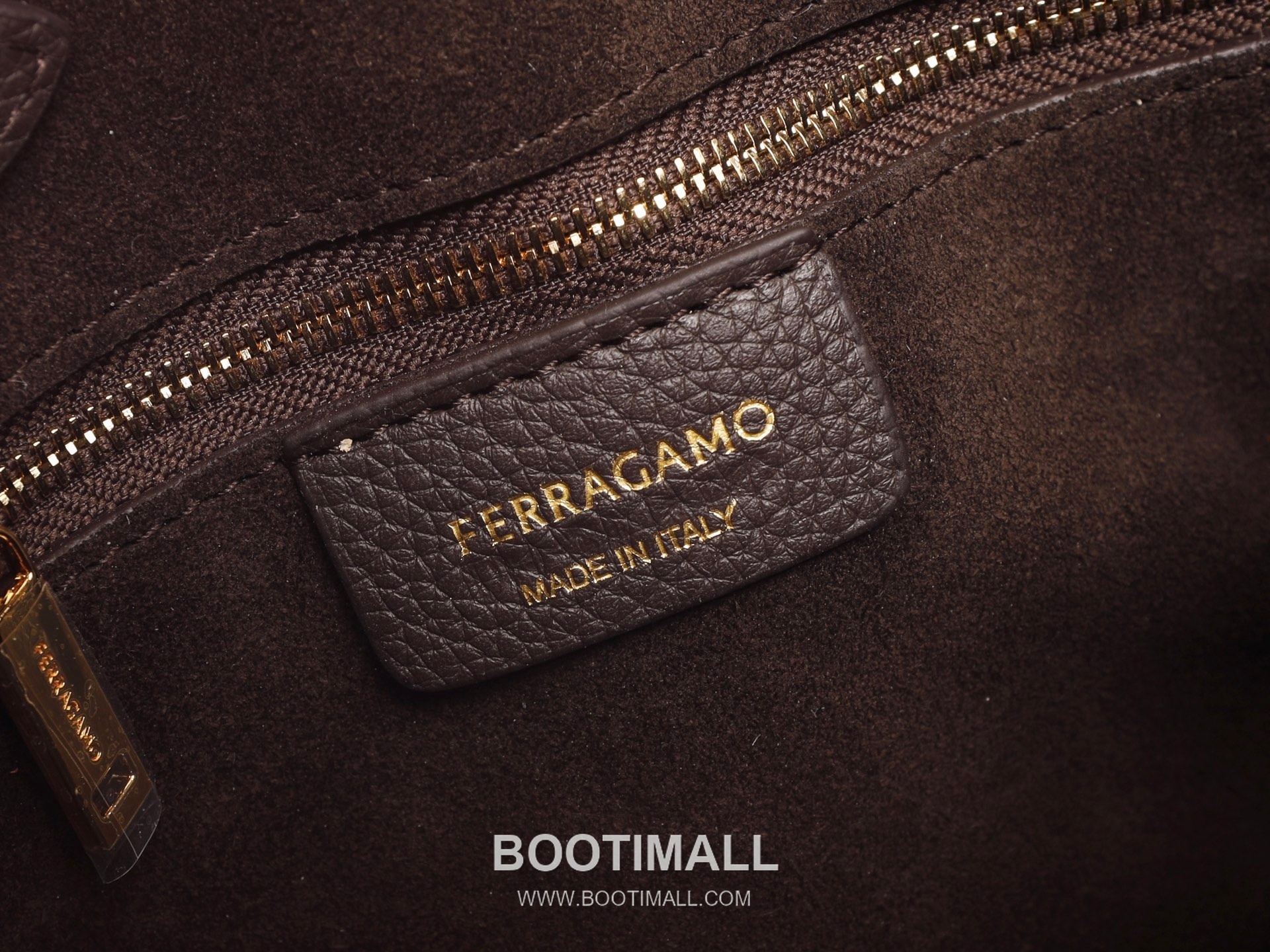 Salvatore Ferragamo Studio Hammered Calfskin Top Handle Shoulder Bag with Metal Lock 살바토레페라가모 스튜디오 해머드 카프스킨 탑핸들 숄더백 DH-21A112 28cm 9