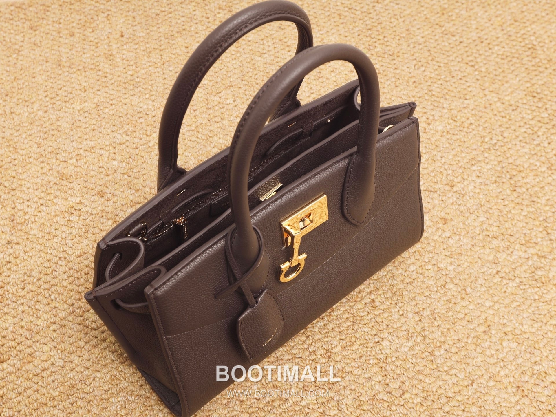 Salvatore Ferragamo Studio Hammered Calfskin Top Handle Shoulder Bag with Metal Lock 살바토레페라가모 스튜디오 해머드 카프스킨 탑핸들 숄더백 DH-21A112 28cm 10