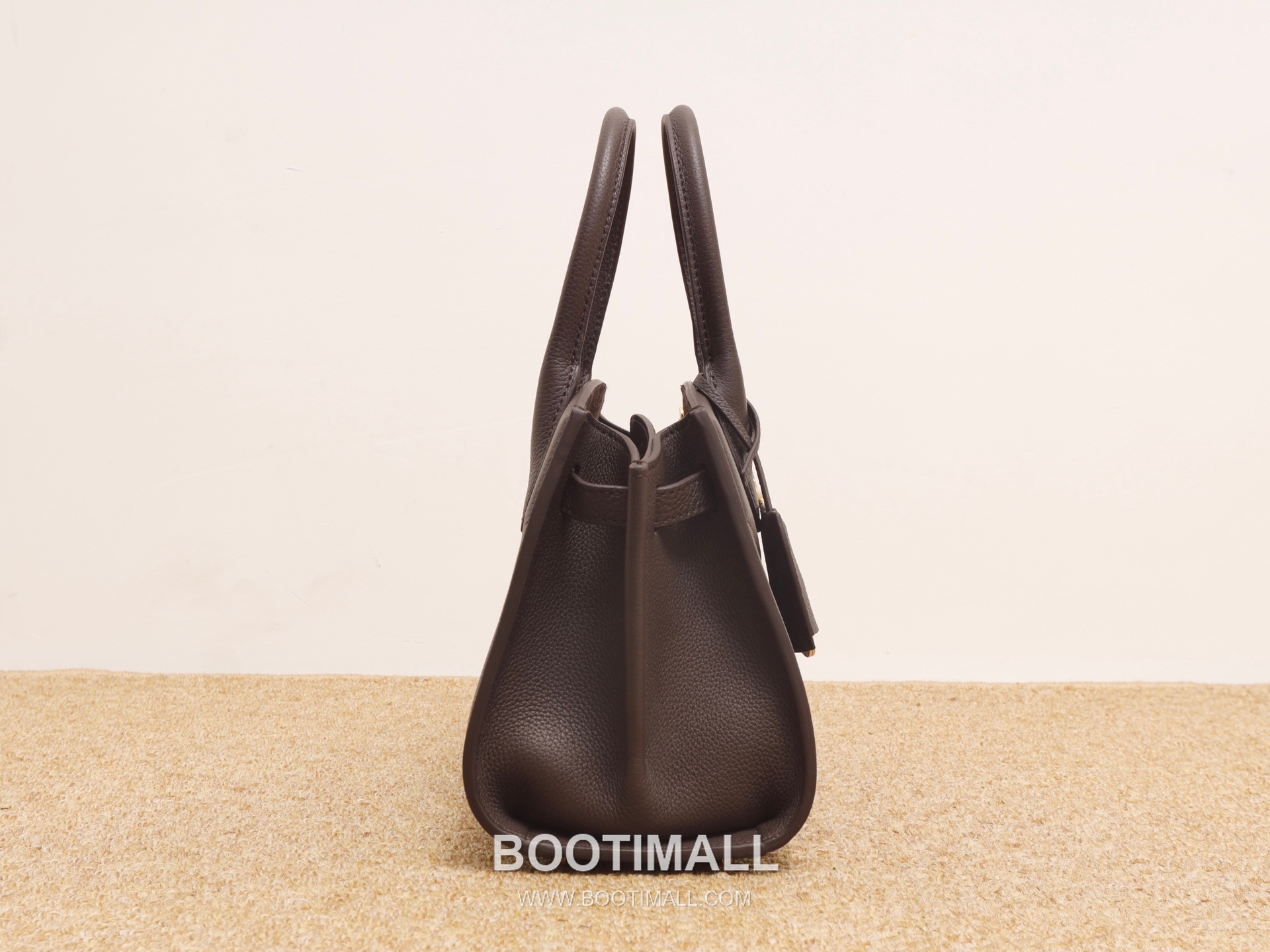 Salvatore Ferragamo Studio Hammered Calfskin Top Handle Shoulder Bag with Metal Lock 살바토레페라가모 스튜디오 해머드 카프스킨 탑핸들 숄더백 DH-21A112 28cm 11