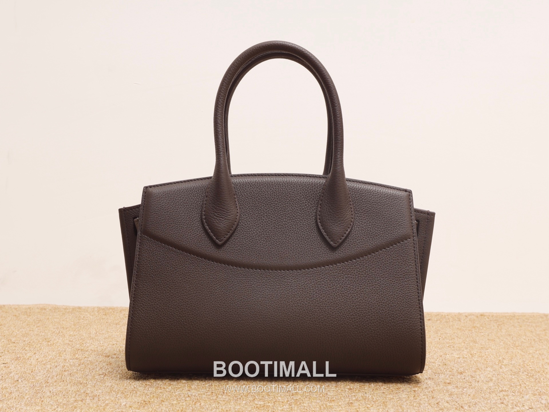 Salvatore Ferragamo Studio Hammered Calfskin Top Handle Shoulder Bag with Metal Lock 살바토레페라가모 스튜디오 해머드 카프스킨 탑핸들 숄더백 DH-21A112 28cm 12