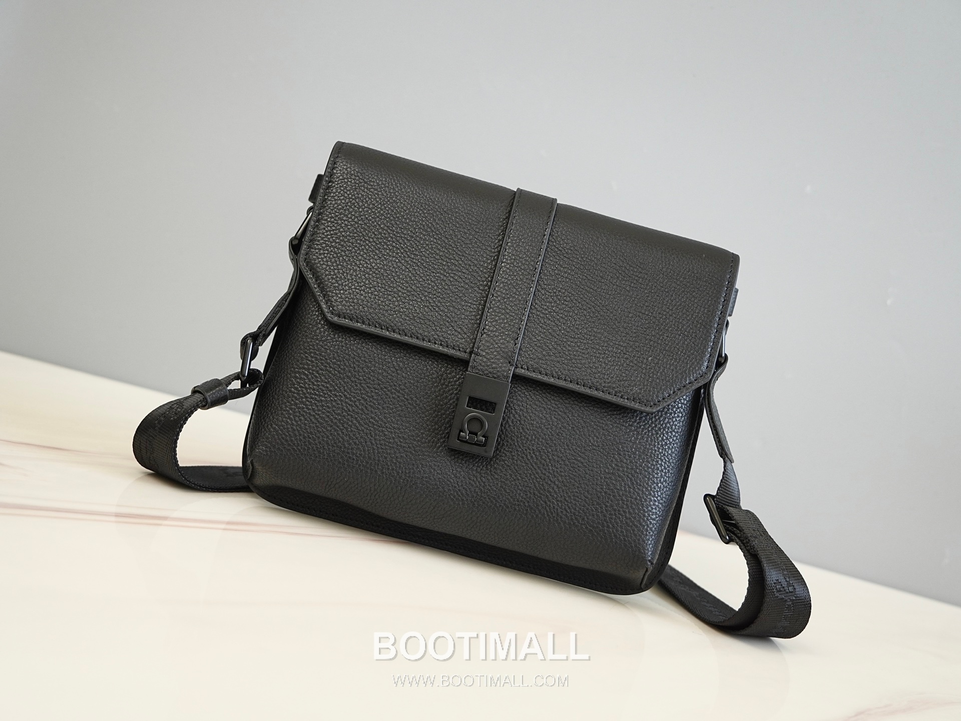 Salvatore Ferragamo Gancini Grained Calfskin Crossbody Bag with Zip Pocket Strap Detail 살바토레페라가모 간치니 그레인 카프스킨 집포켓 크로스바디백 H2116090 24cm 1