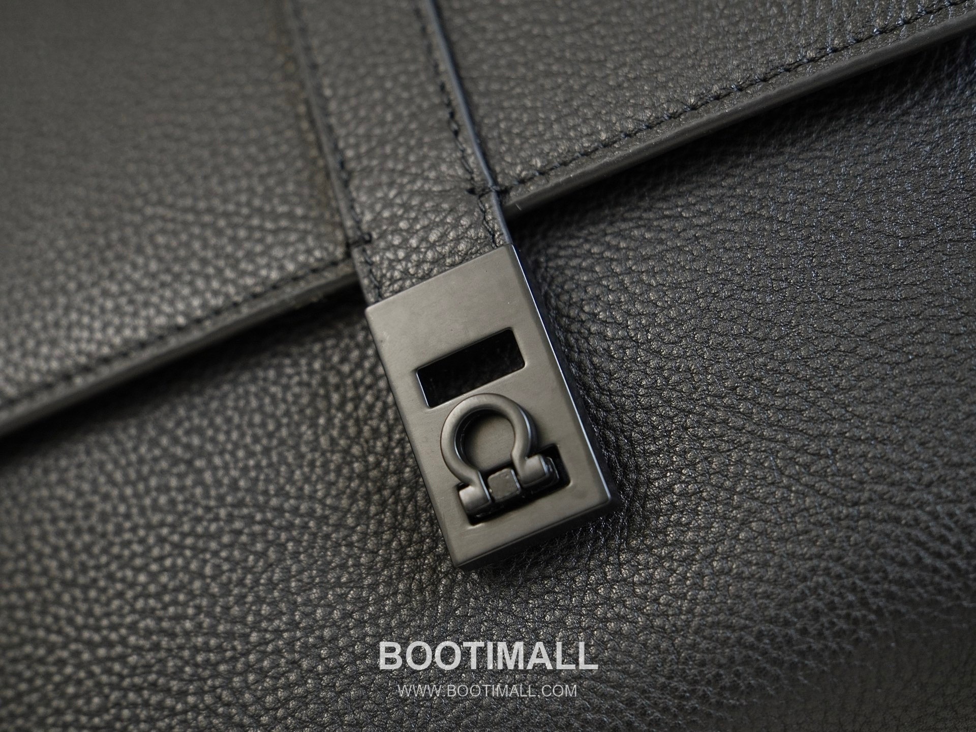 Salvatore Ferragamo Gancini Grained Calfskin Crossbody Bag with Zip Pocket Strap Detail 살바토레페라가모 간치니 그레인 카프스킨 집포켓 크로스바디백 H2116090 24cm 2