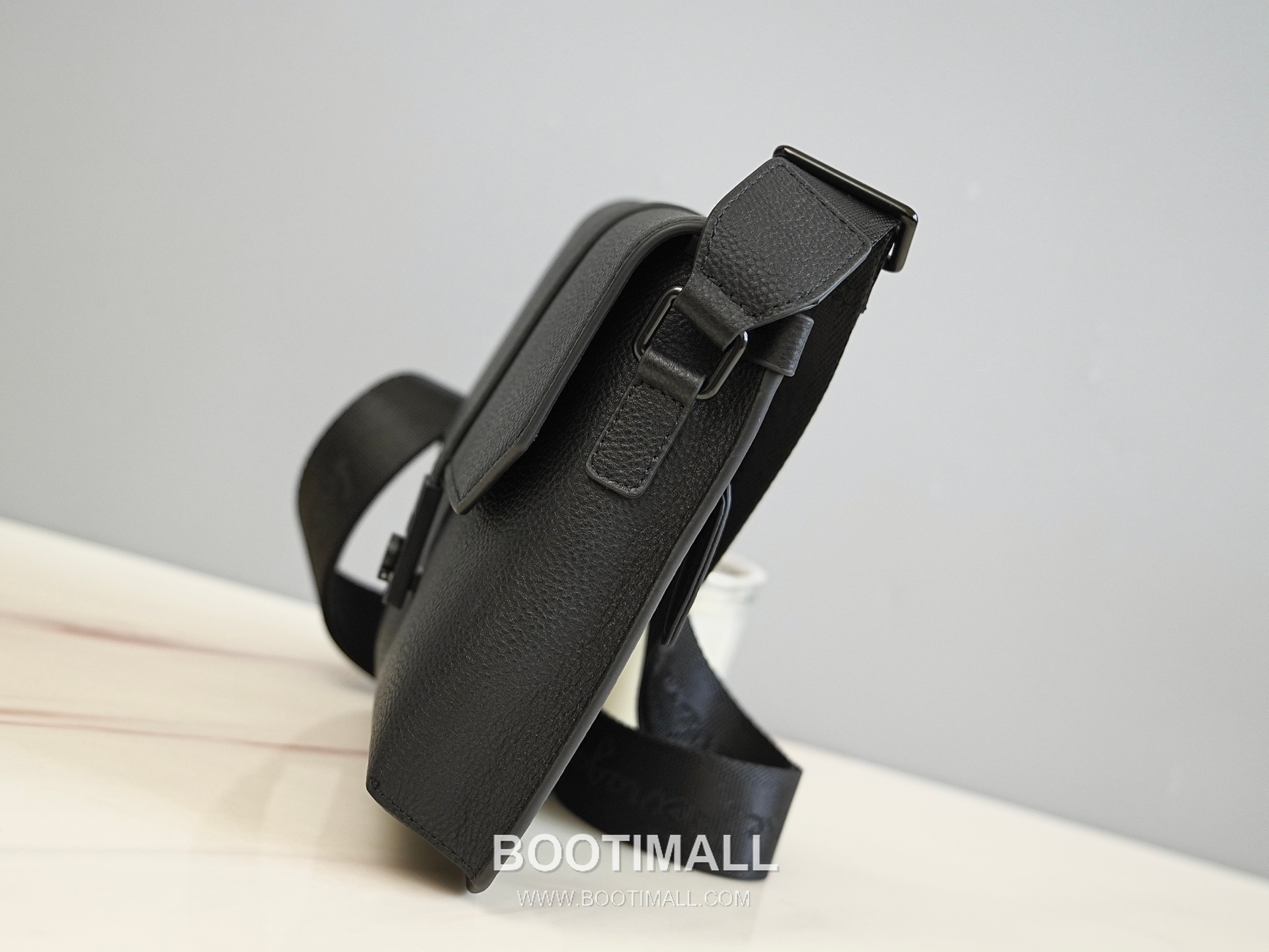 Salvatore Ferragamo Gancini Grained Calfskin Crossbody Bag with Zip Pocket Strap Detail 살바토레페라가모 간치니 그레인 카프스킨 집포켓 크로스바디백 H2116090 24cm 3