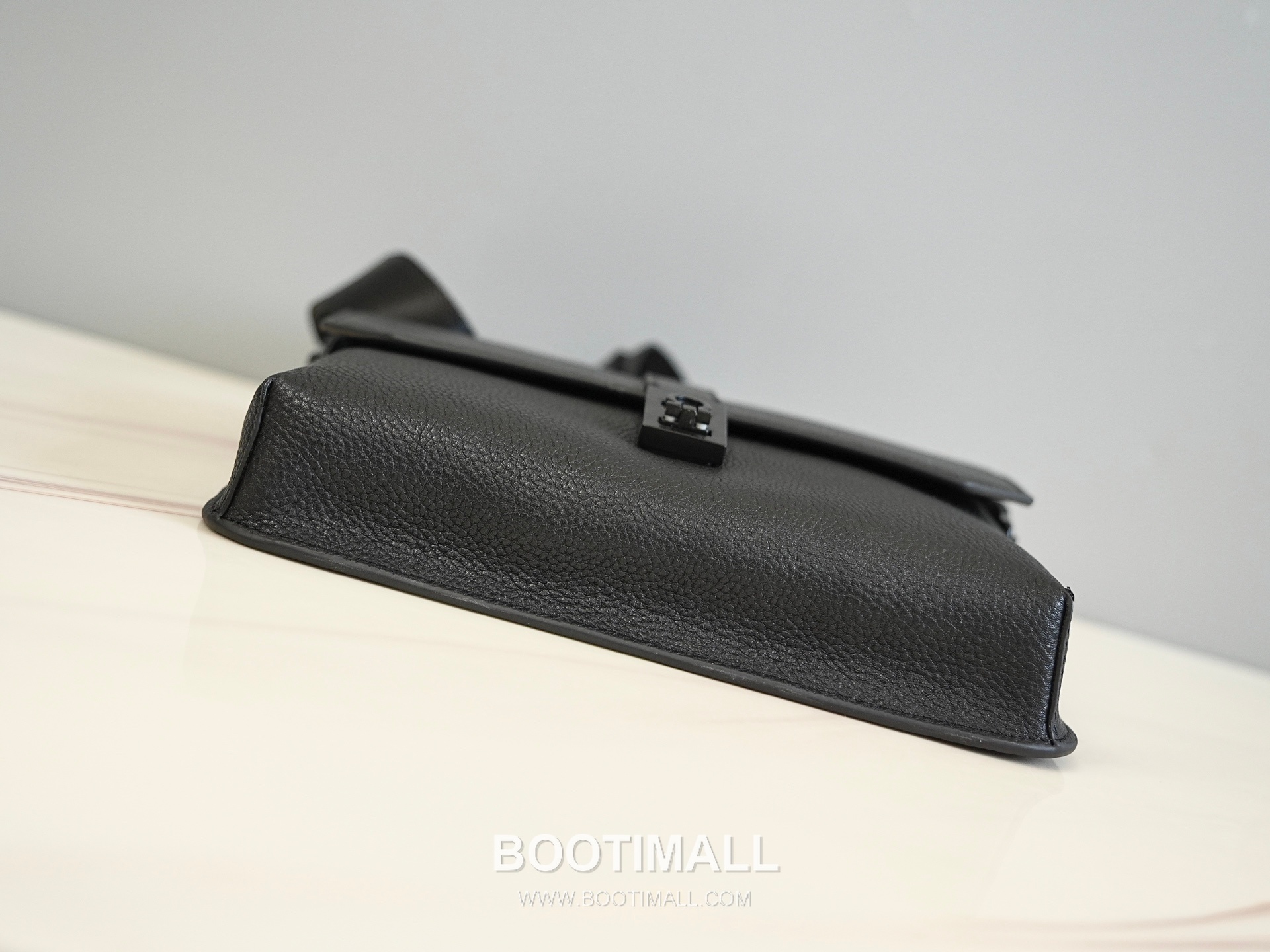 Salvatore Ferragamo Gancini Grained Calfskin Crossbody Bag with Zip Pocket Strap Detail 살바토레페라가모 간치니 그레인 카프스킨 집포켓 크로스바디백 H2116090 24cm 4