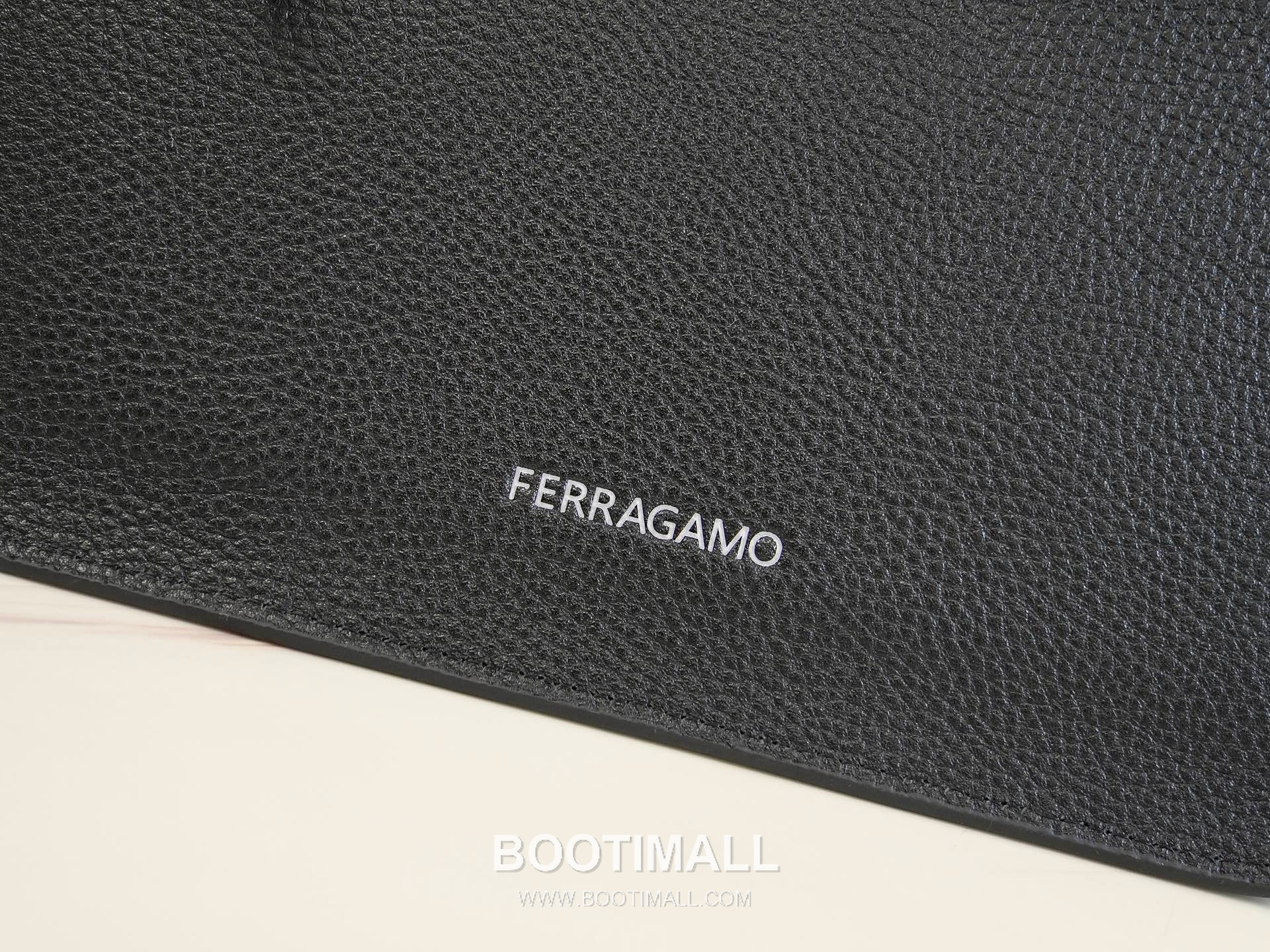 Salvatore Ferragamo Gancini Grained Calfskin Crossbody Bag with Zip Pocket Strap Detail 살바토레페라가모 간치니 그레인 카프스킨 집포켓 크로스바디백 H2116090 24cm 5