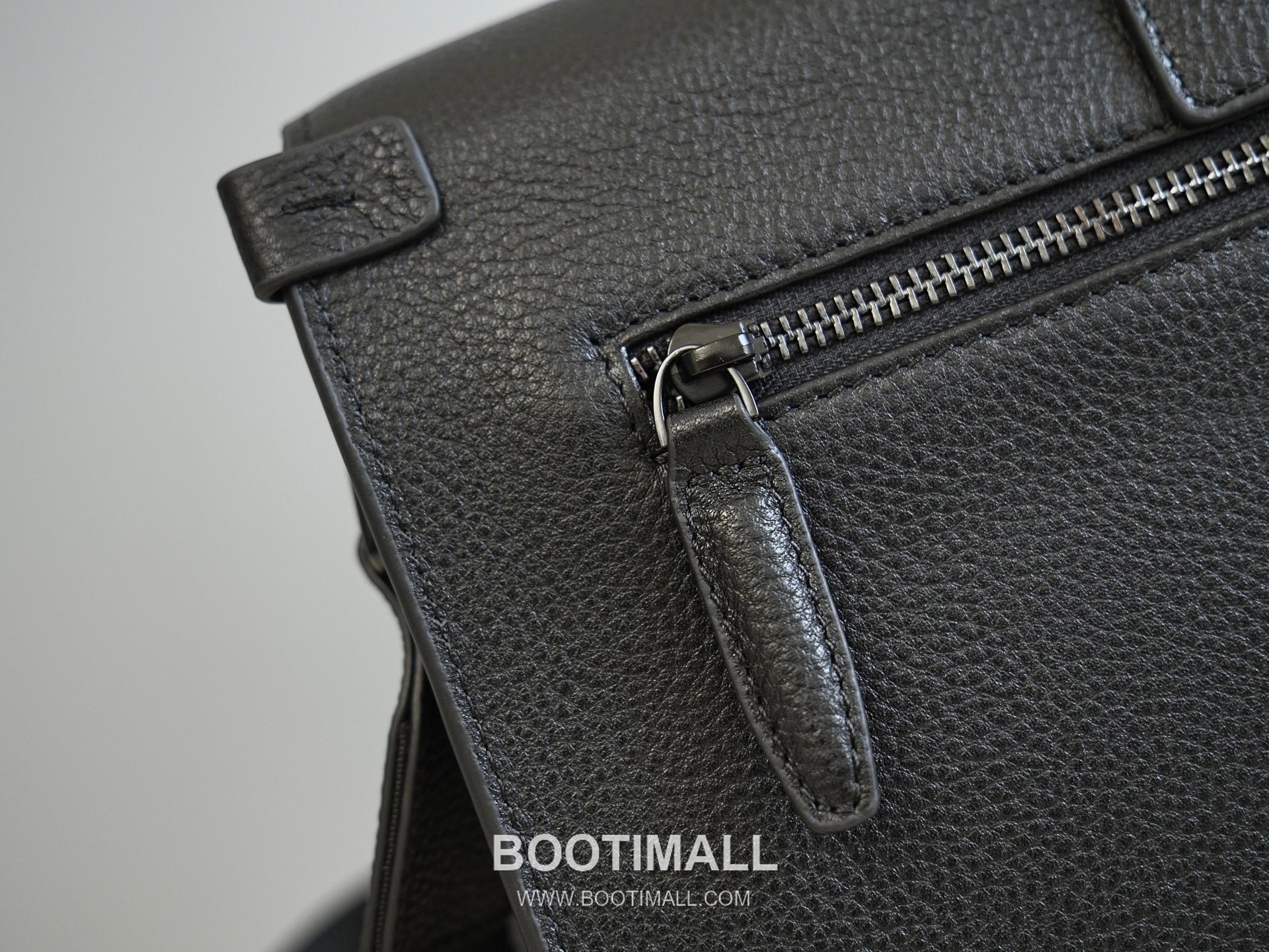 Salvatore Ferragamo Gancini Grained Calfskin Crossbody Bag with Zip Pocket Strap Detail 살바토레페라가모 간치니 그레인 카프스킨 집포켓 크로스바디백 H2116090 24cm 6