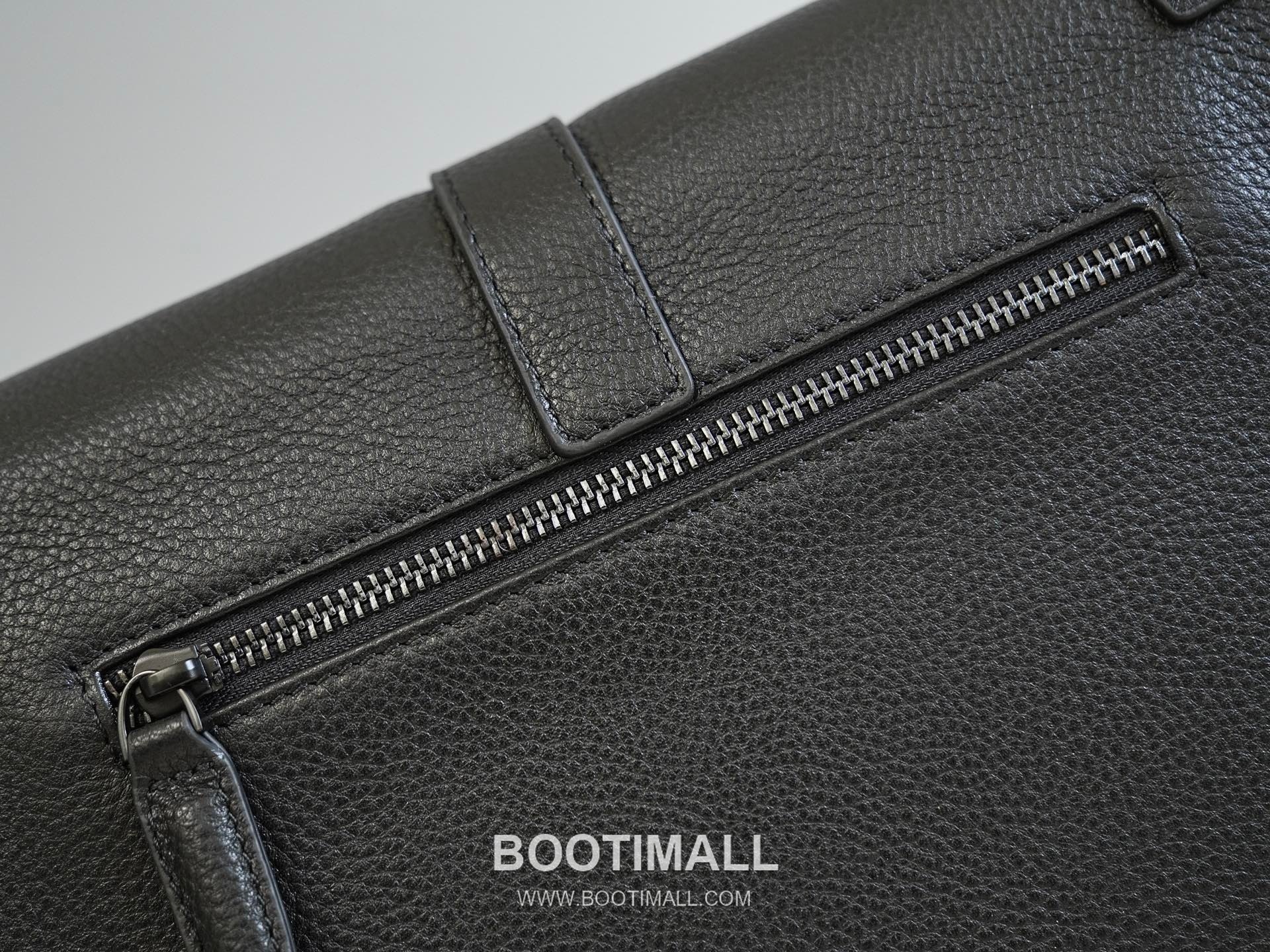 Salvatore Ferragamo Gancini Grained Calfskin Crossbody Bag with Zip Pocket Strap Detail 살바토레페라가모 간치니 그레인 카프스킨 집포켓 크로스바디백 H2116090 24cm 7