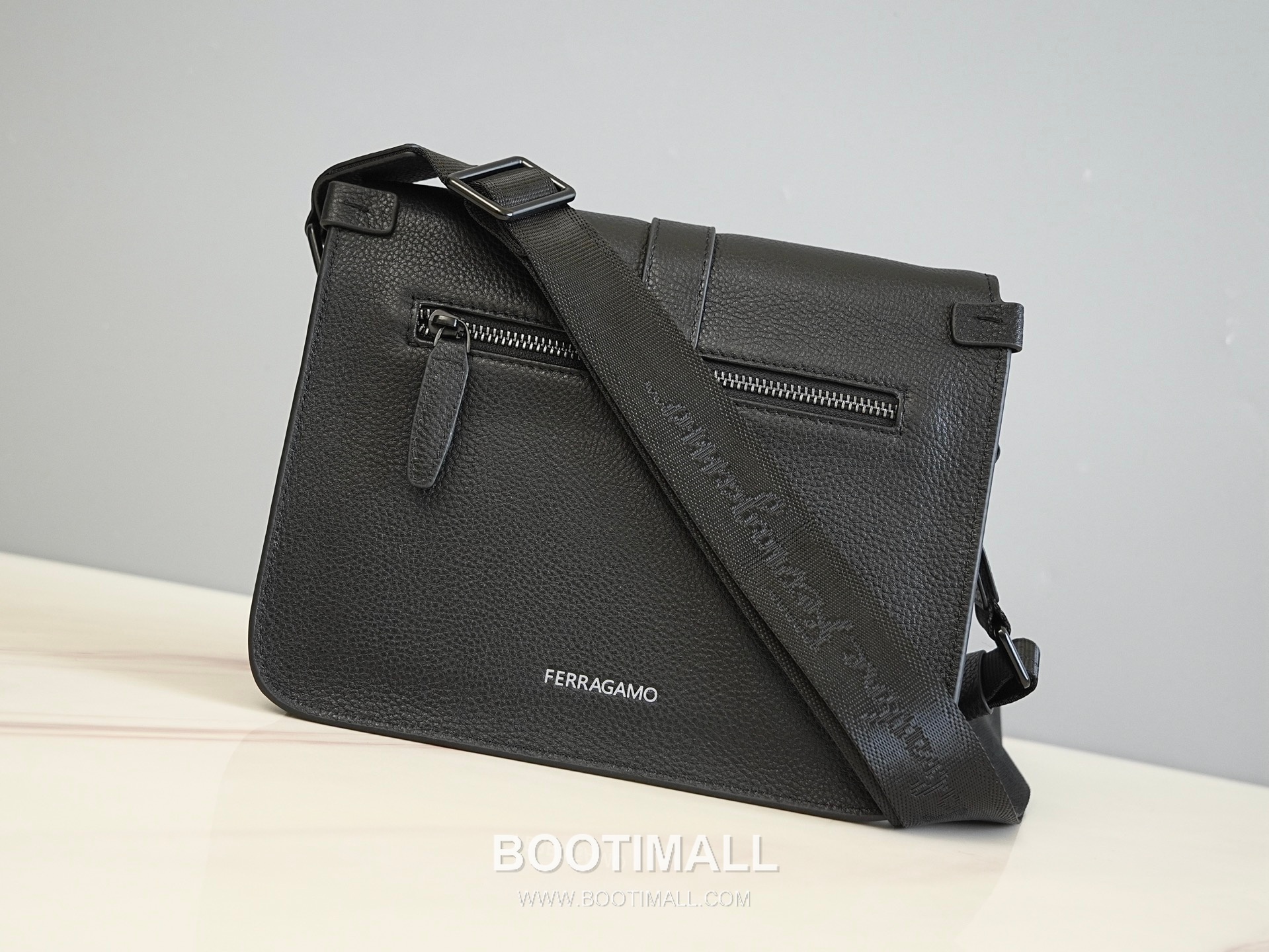 Salvatore Ferragamo Gancini Grained Calfskin Crossbody Bag with Zip Pocket Strap Detail 살바토레페라가모 간치니 그레인 카프스킨 집포켓 크로스바디백 H2116090 24cm 8