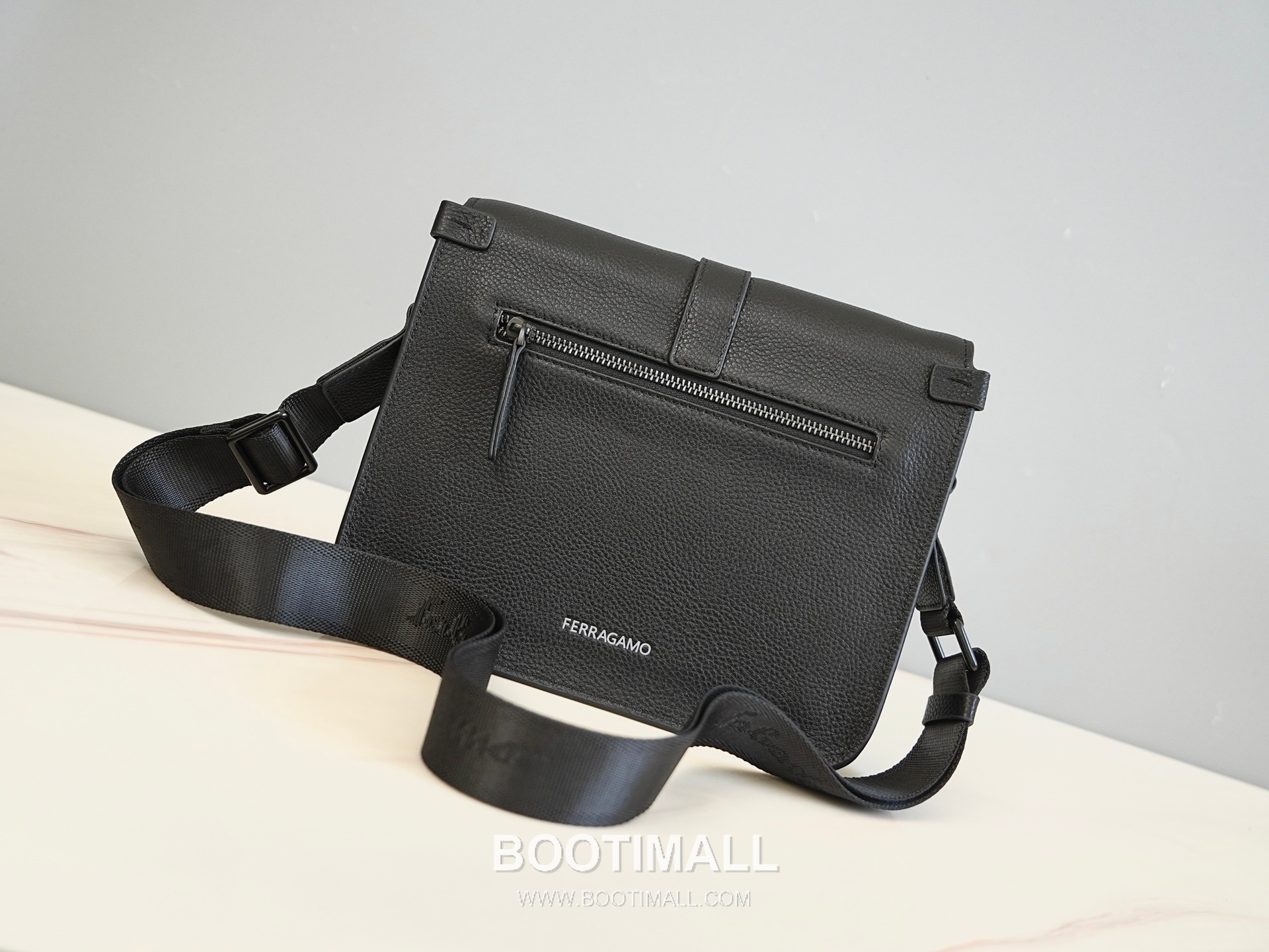 Salvatore Ferragamo Gancini Grained Calfskin Crossbody Bag with Zip Pocket Strap Detail 살바토레페라가모 간치니 그레인 카프스킨 집포켓 크로스바디백 H2116090 24cm 9