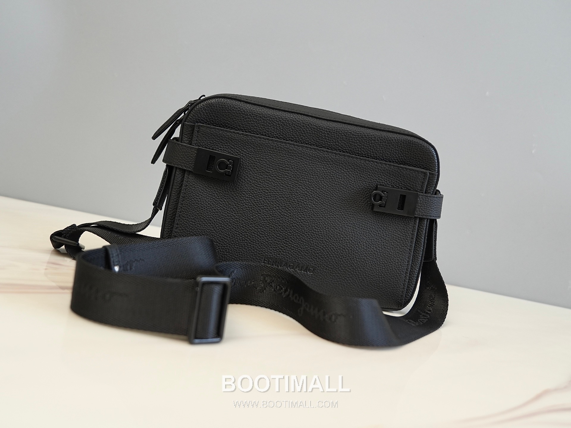 Salvatore Ferragamo Gancini Grained Calfskin Camera Crossbody Bag with Front Zip Pocket 살바토레페라가모 간치니 그레인 카프스킨 프론트 지퍼 카메라 크로스바디백 H2116087 27cm 1